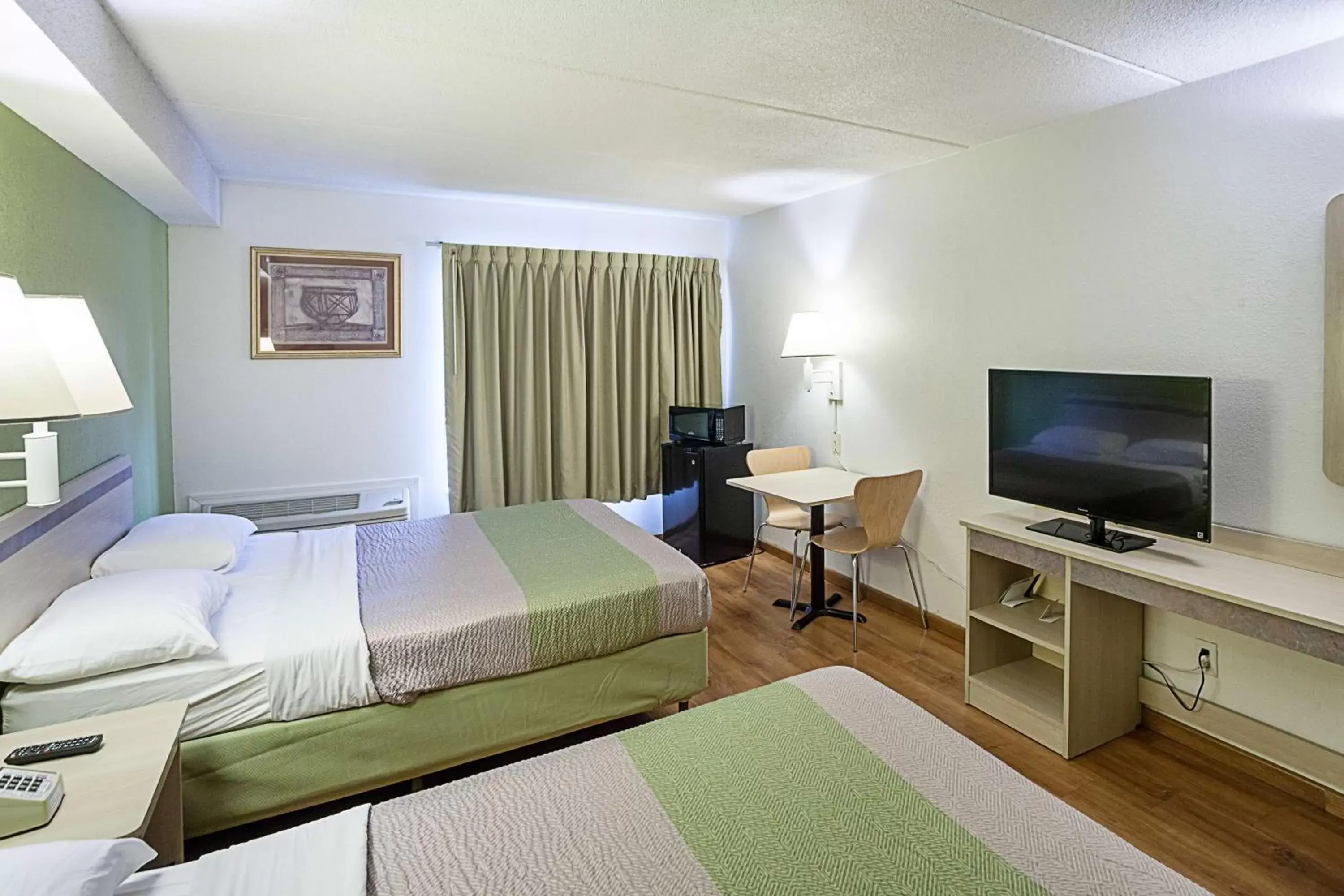 Deluxe Quadruple Room - Smoking in Motel 6-Binghamton, NY Deluxe Quadruple Room - Smoking in Motel 6-Binghamton, NY