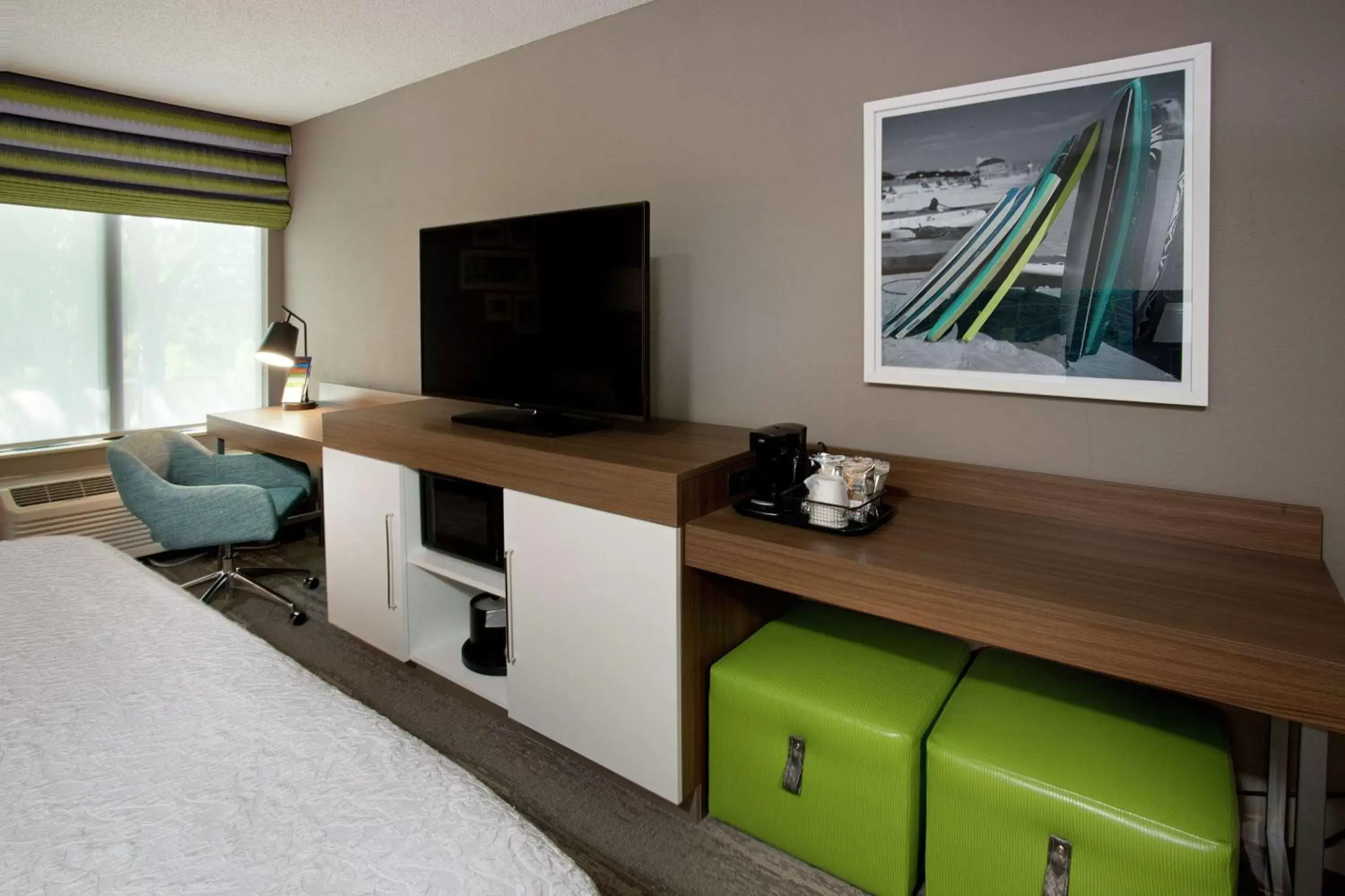 Bedroom, TV/Entertainment Center in Hampton Inn Hilton Head