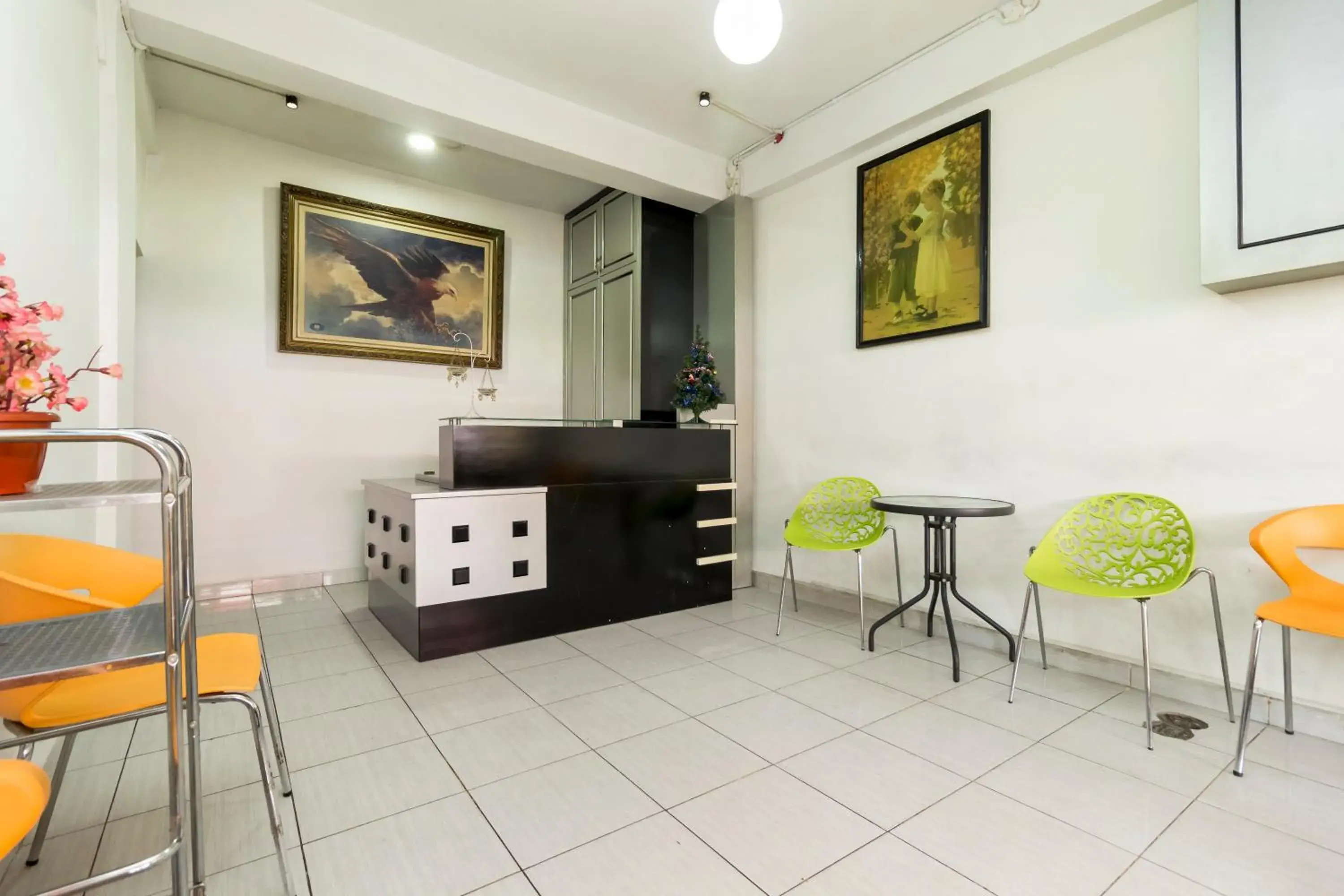 Lobby or reception in Reddoorz near Gajah Mada Plaza 2 Lobby or reception in Reddoorz near Gajah Mada Plaza 2