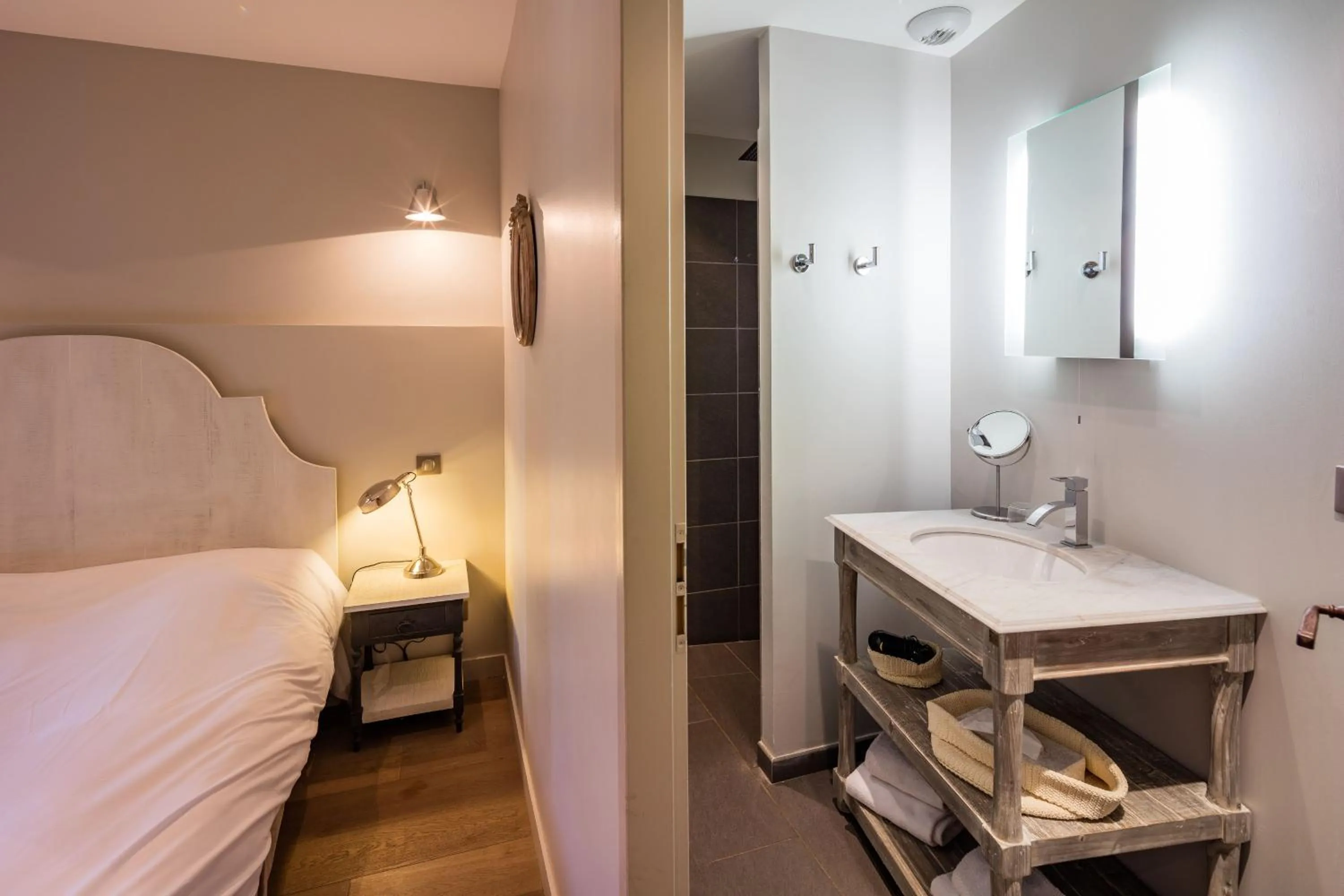 Photo of the whole room, Bed in Garrigae Distillerie de Pezenas - Hotellerie & Spa