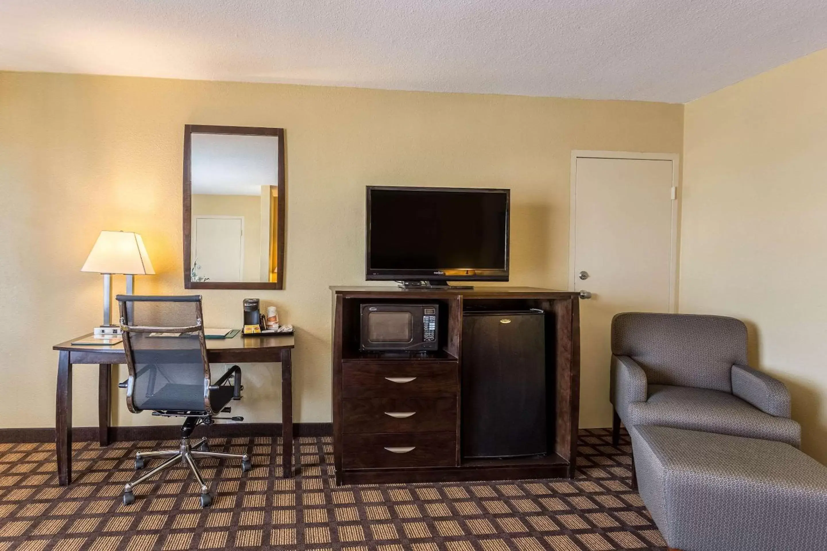 Photo of the whole room, TV/Entertainment Center in Quality Inn & Suites Baton Rouge West - Port Allen