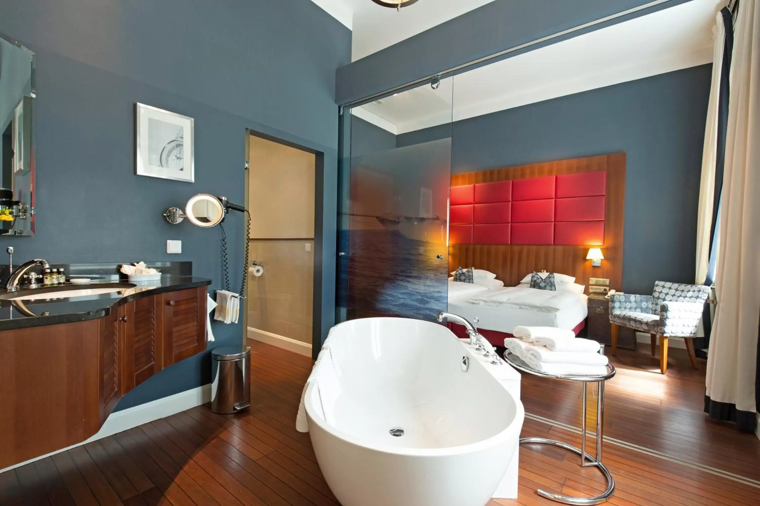 Photo of the whole room, Bathroom in Hotel Kaiserhof Wien