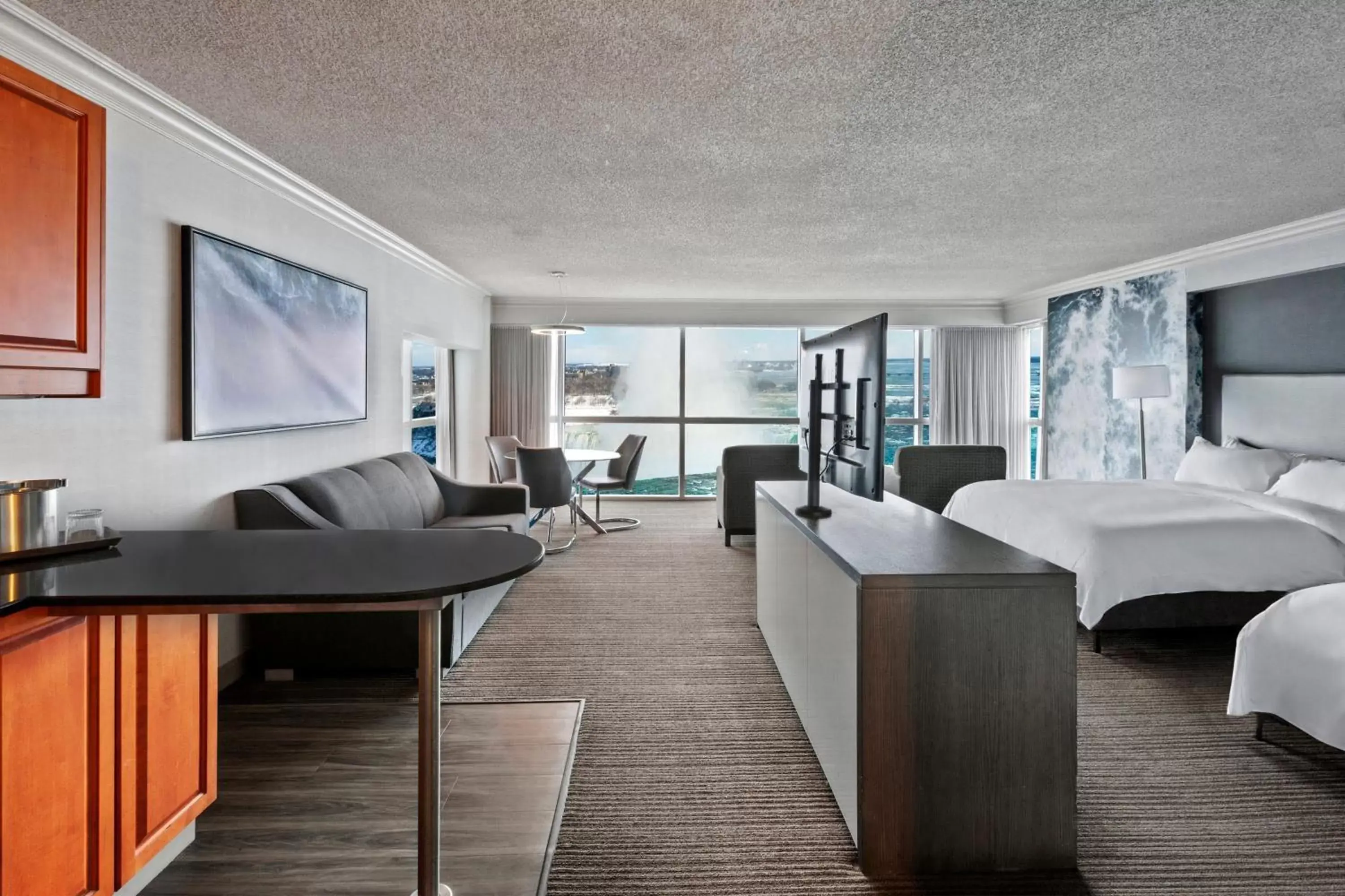 Photo of the whole room, Seating Area in Niagara Falls Marriott on the Falls