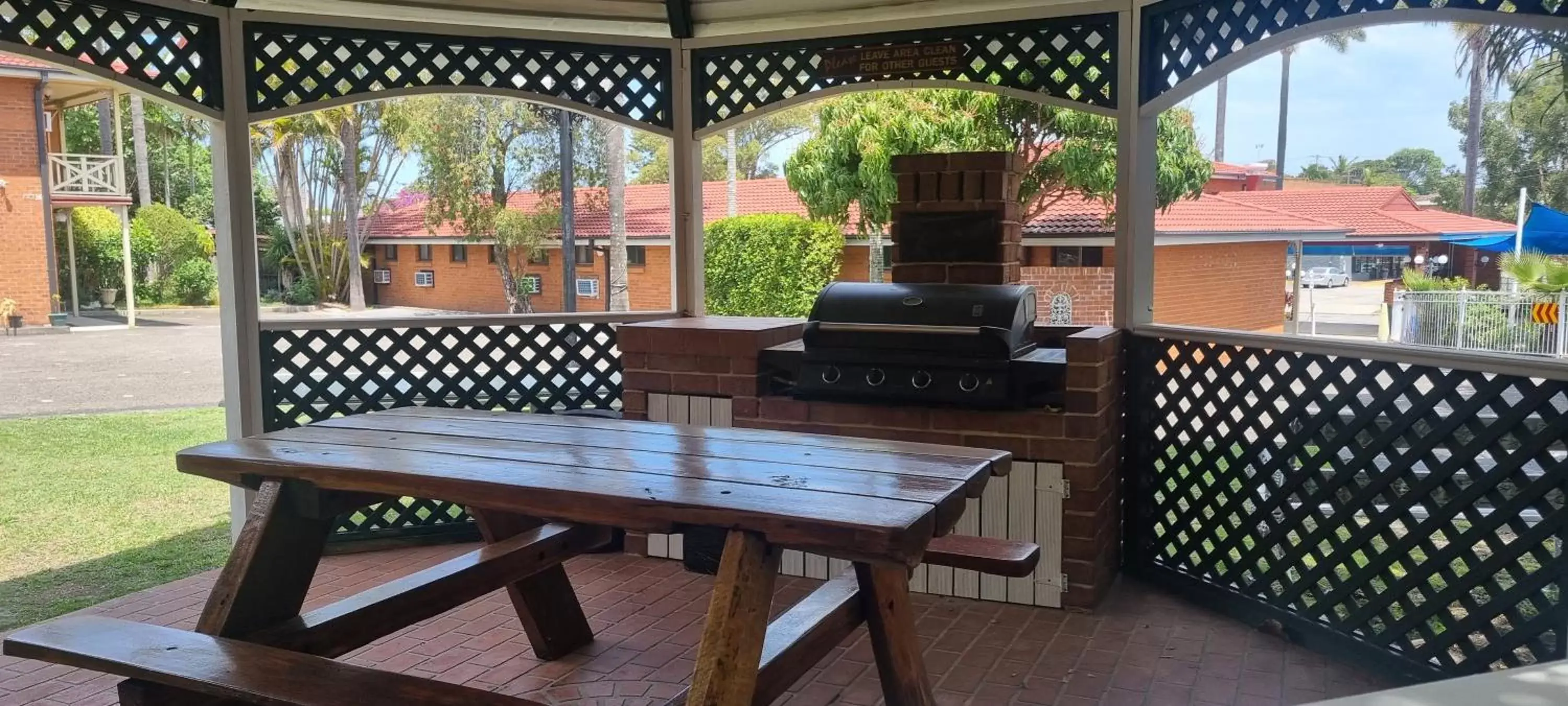 BBQ facilities in Sapphire Palms Motel