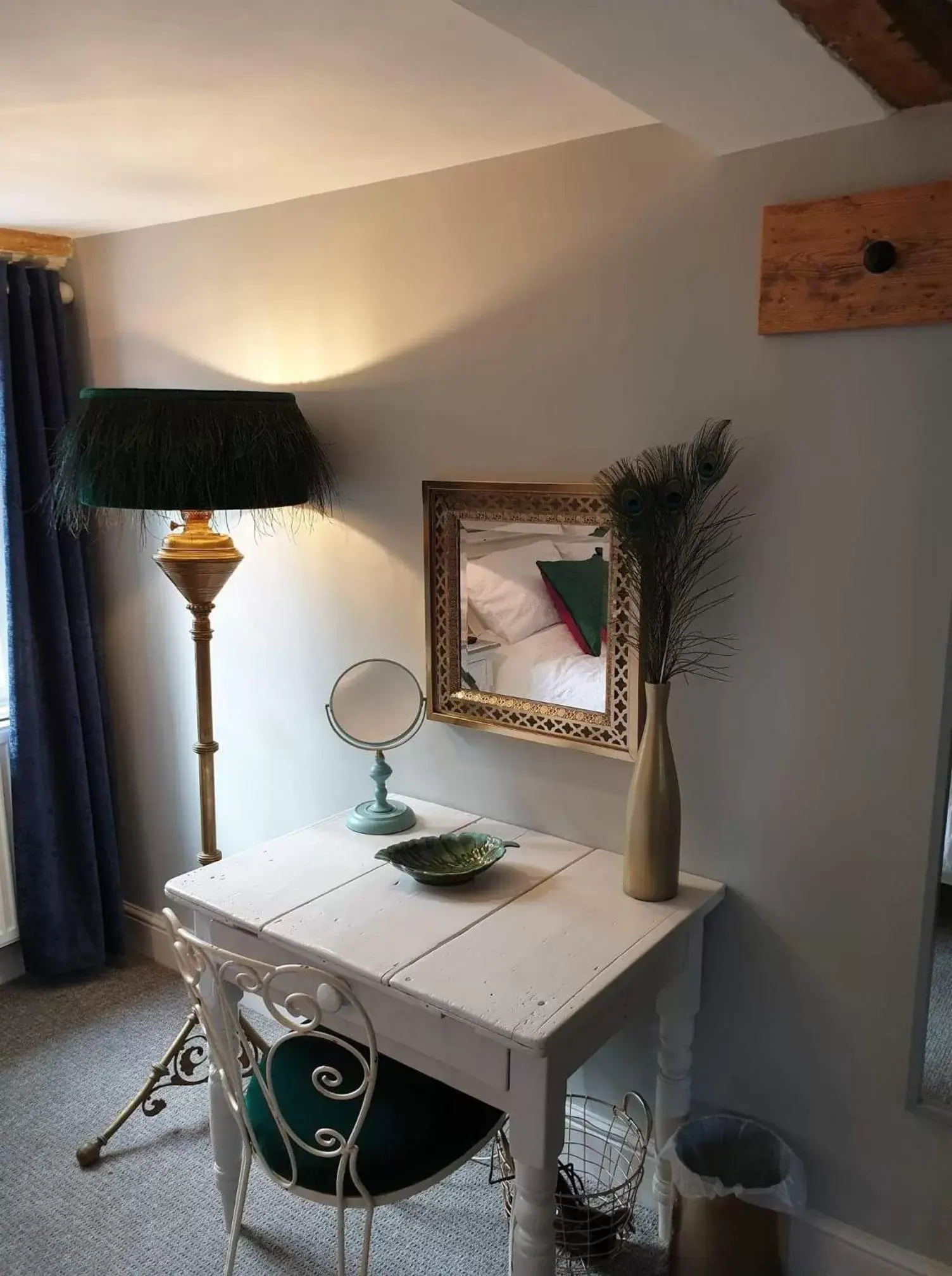 Seating area, Bathroom in The Horse Inn Hurst