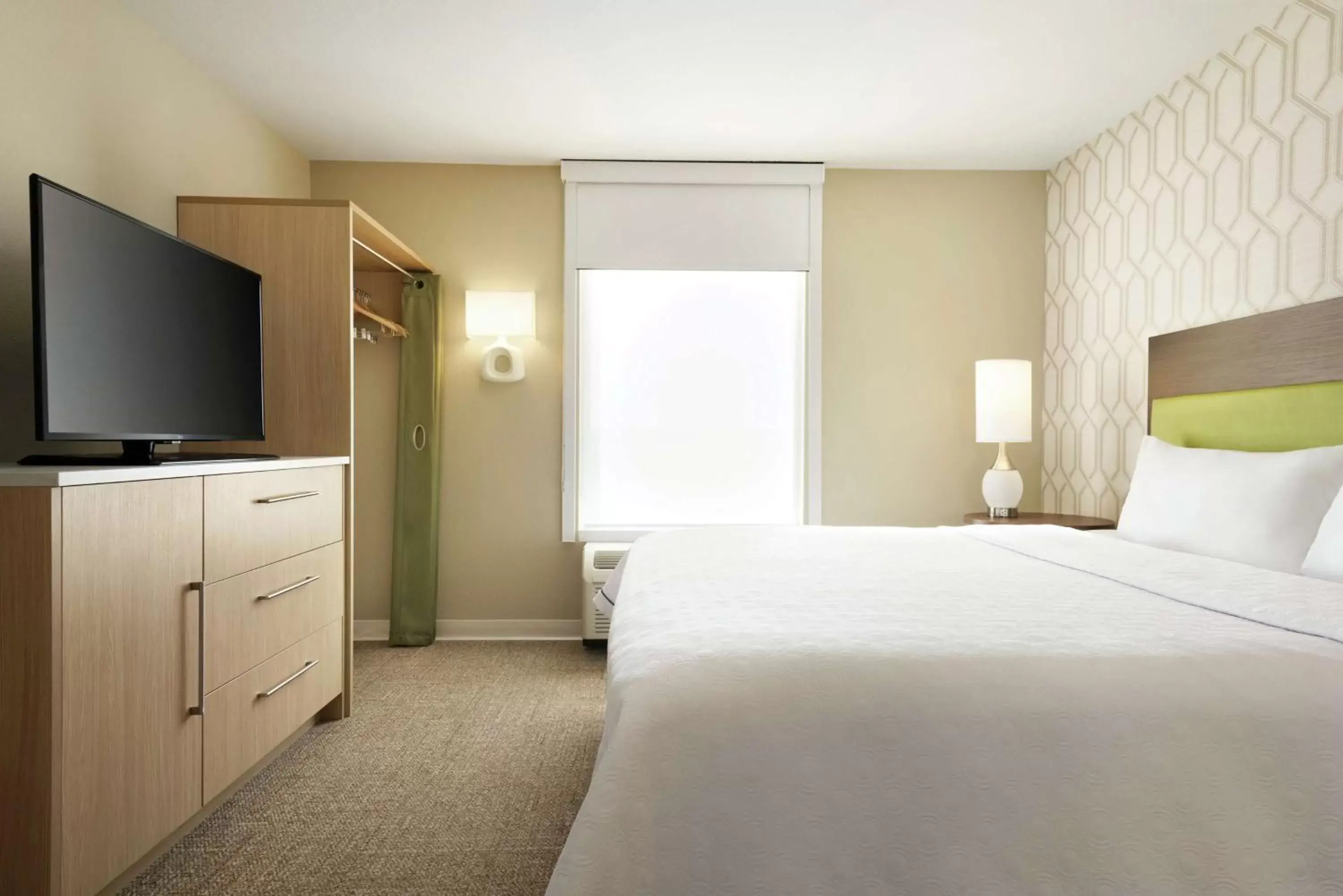 Bedroom, Bed in Home2 Suites by Hilton Milwaukee Brookfield