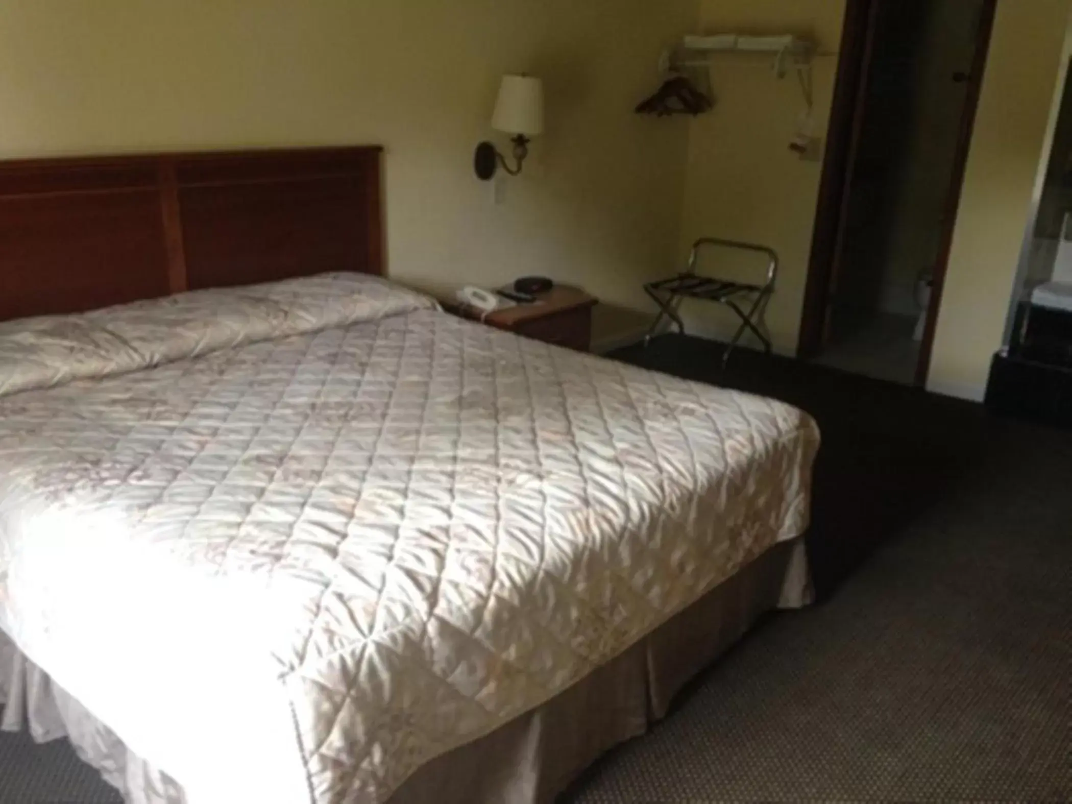 Bed in Regal Inn Guntersville