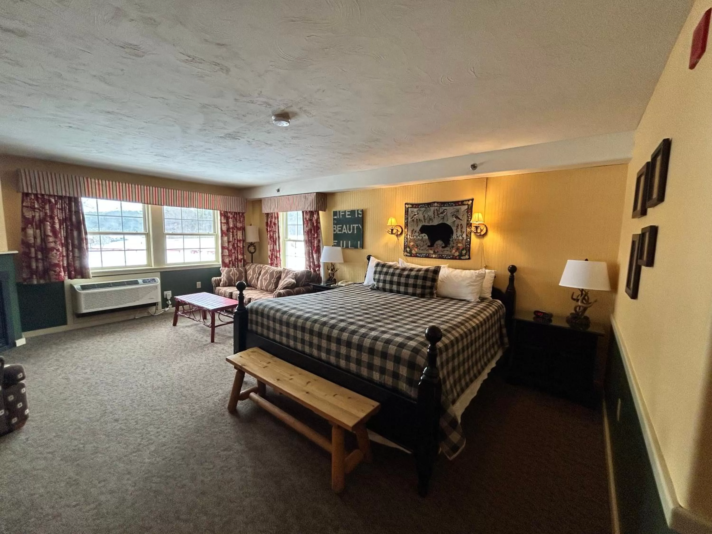 Bed in The Common Man Inn, Spa & Lodge