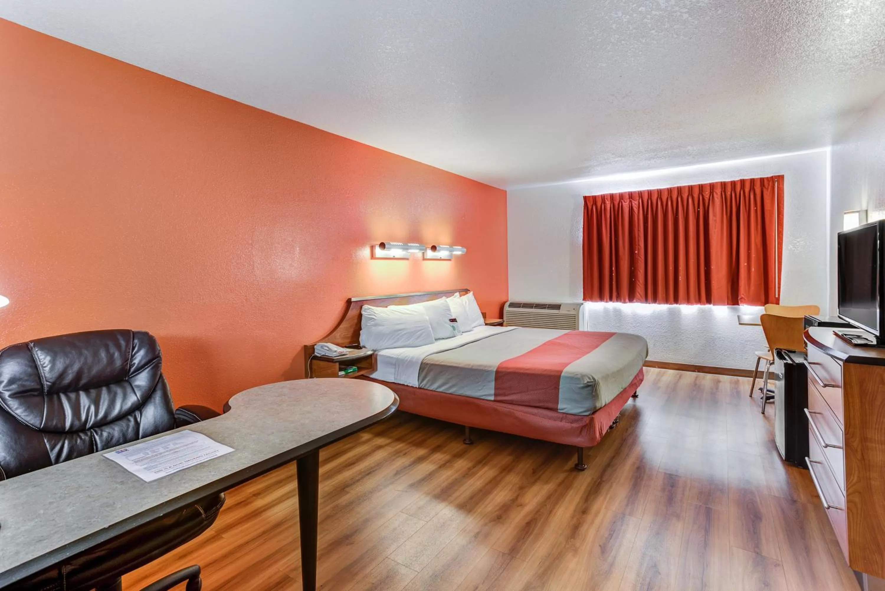 Bedroom, Bed in Motel 6-Portland, OR - Tigard West