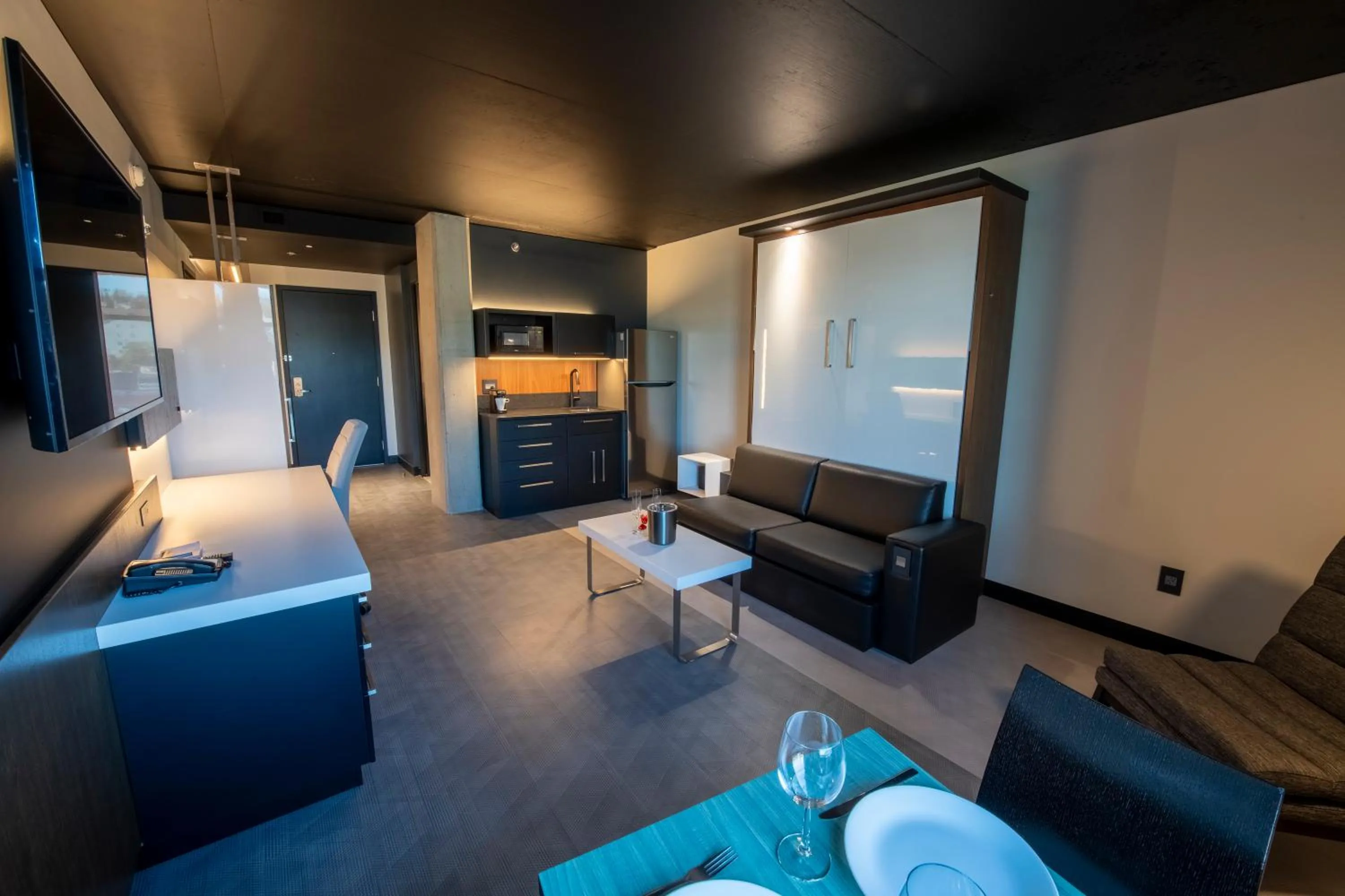 Kitchen or kitchenette, Bed in Grand Times Hotel – Aeroport de Quebec