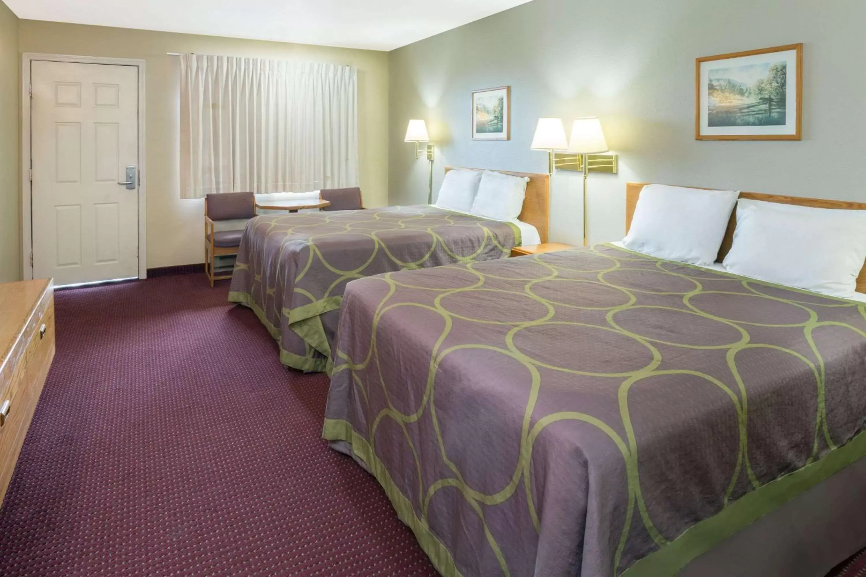 Photo of the whole room, Bed in Super 8 by Wyndham Crescent City