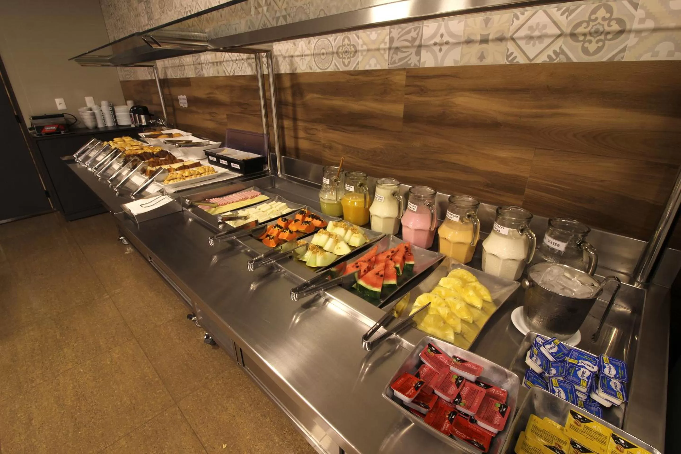 Buffet breakfast in Impar Suites Barao de Cocais