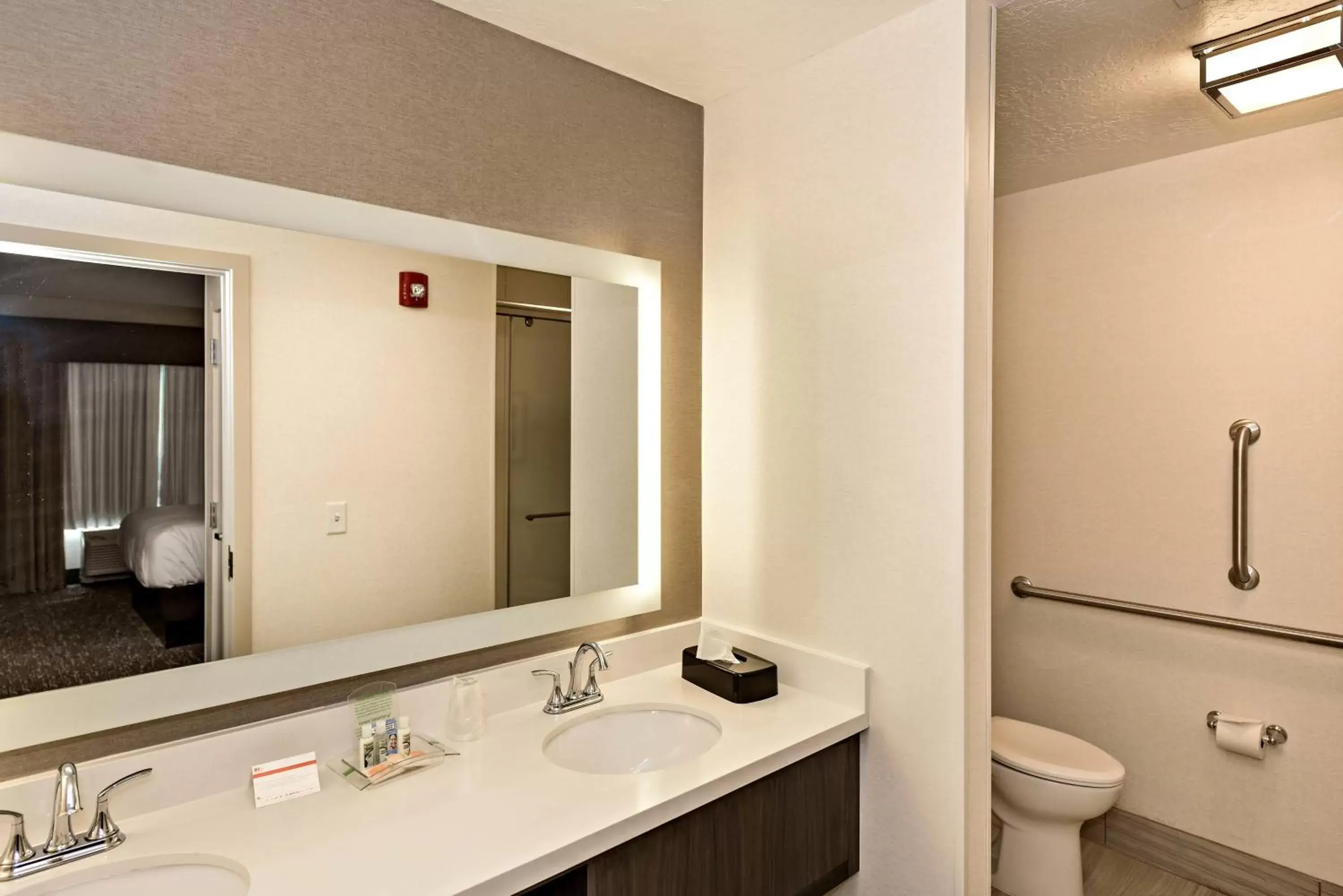 Photo of the whole room, Bathroom in Holiday Inn St. George Convention Center, an IHG Hotel