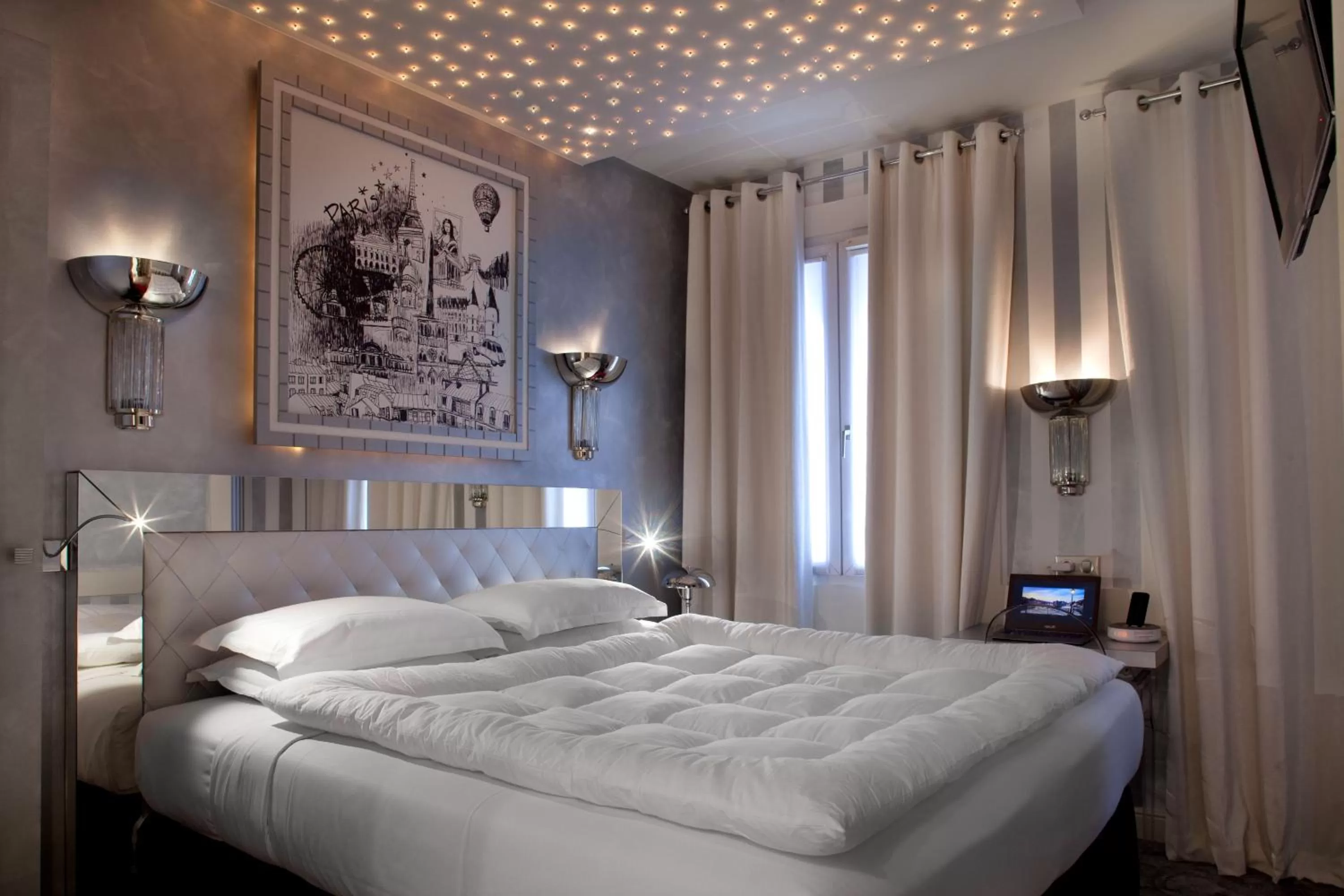 Bed in Petit Madeleine Hôtel