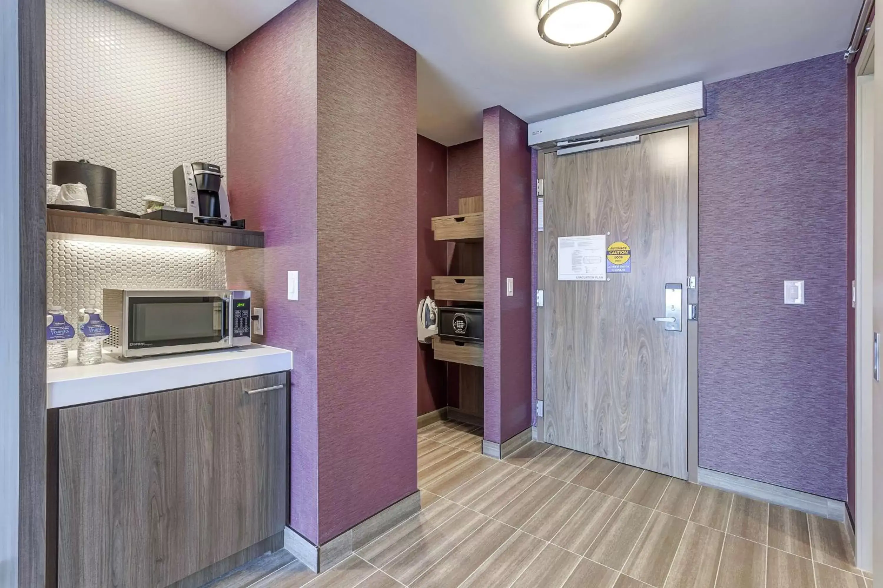 Bedroom, Kitchen/Kitchenette in Hilton Garden Inn Toronto/Brampton West, Ontario, Canada