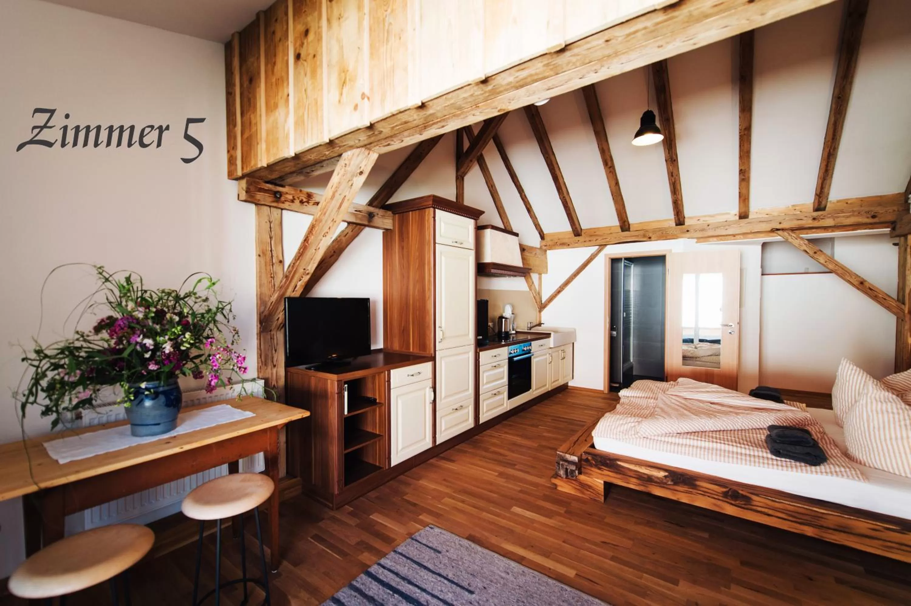 Photo of the whole room, Bed in Alte Kass Hotel & Kaffeehaus