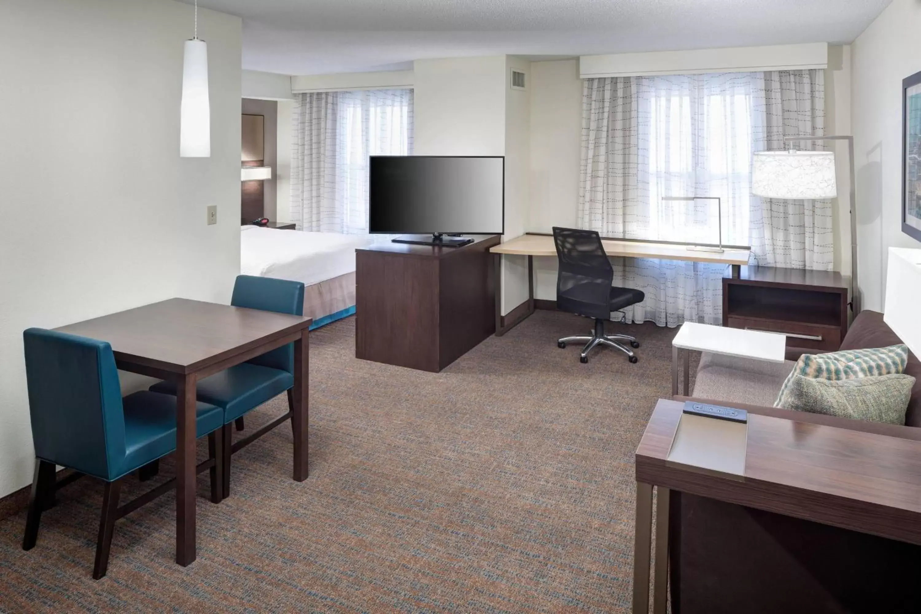 Bedroom, TV/Entertainment Center in Residence Inn Kansas City Country Club Plaza