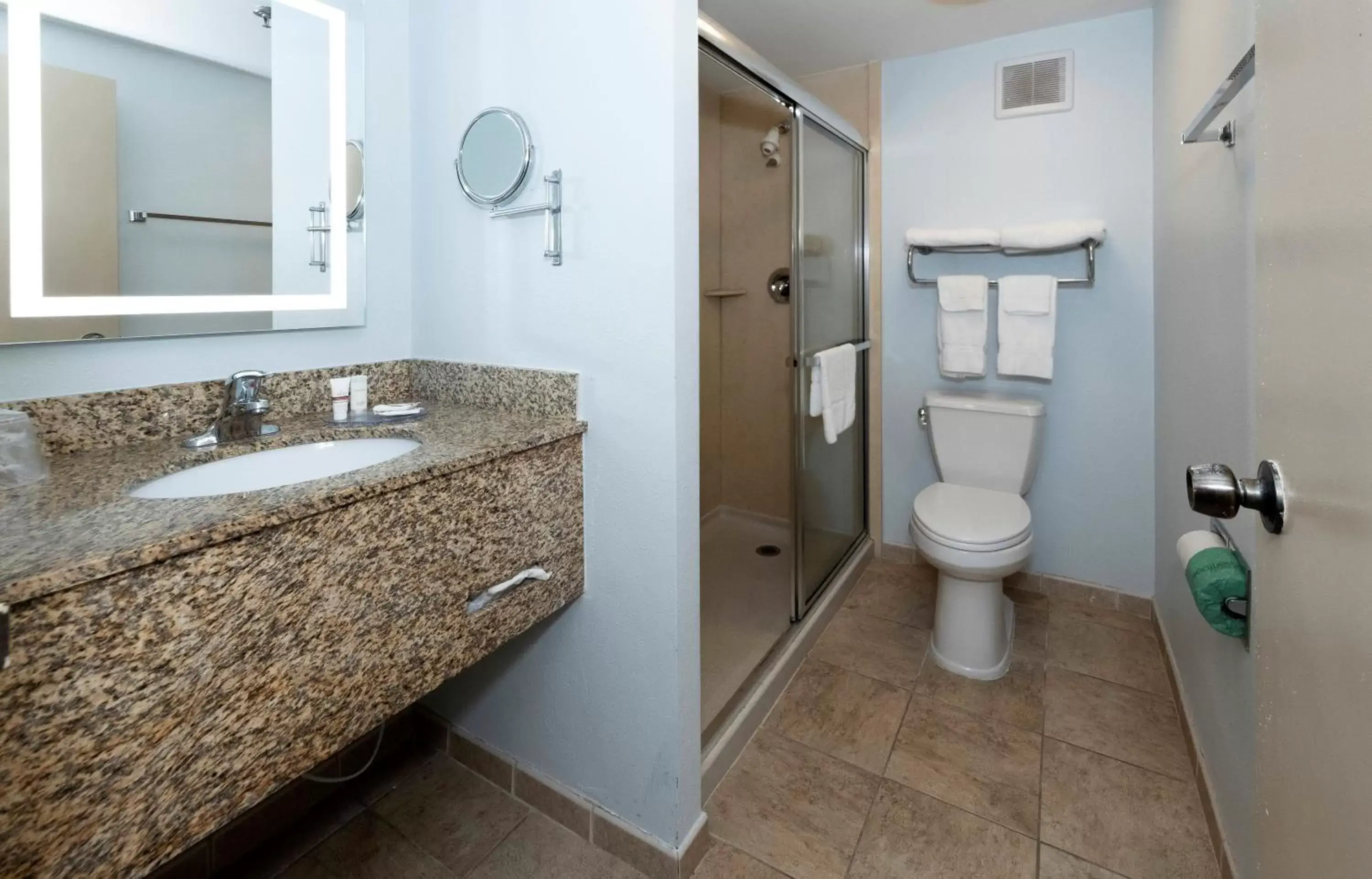 Bathroom in Red Roof Inn & Suites Wilmington – New Castle
