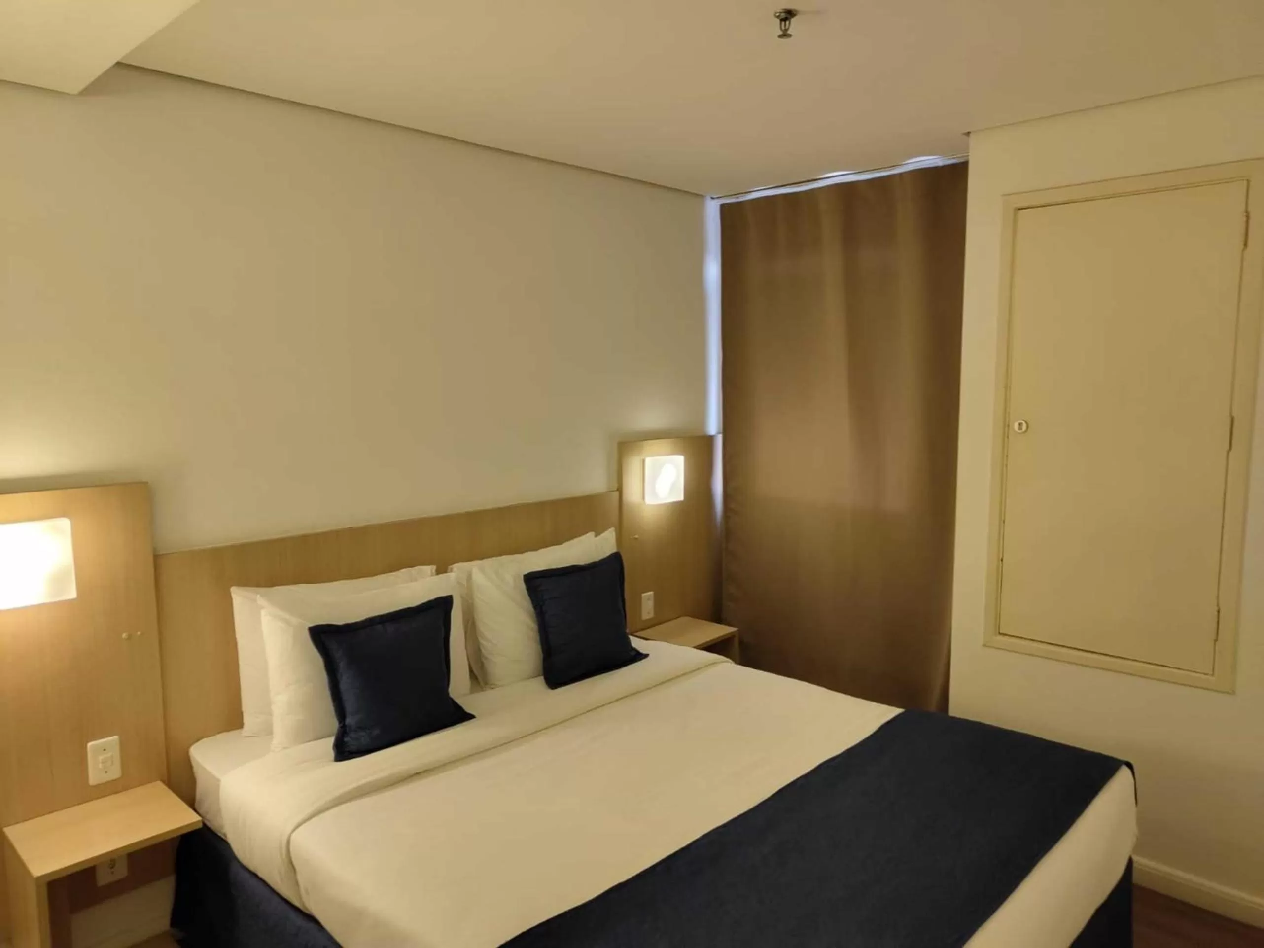 Photo of the whole room, Bed in Summit Suítes Hotel Santos