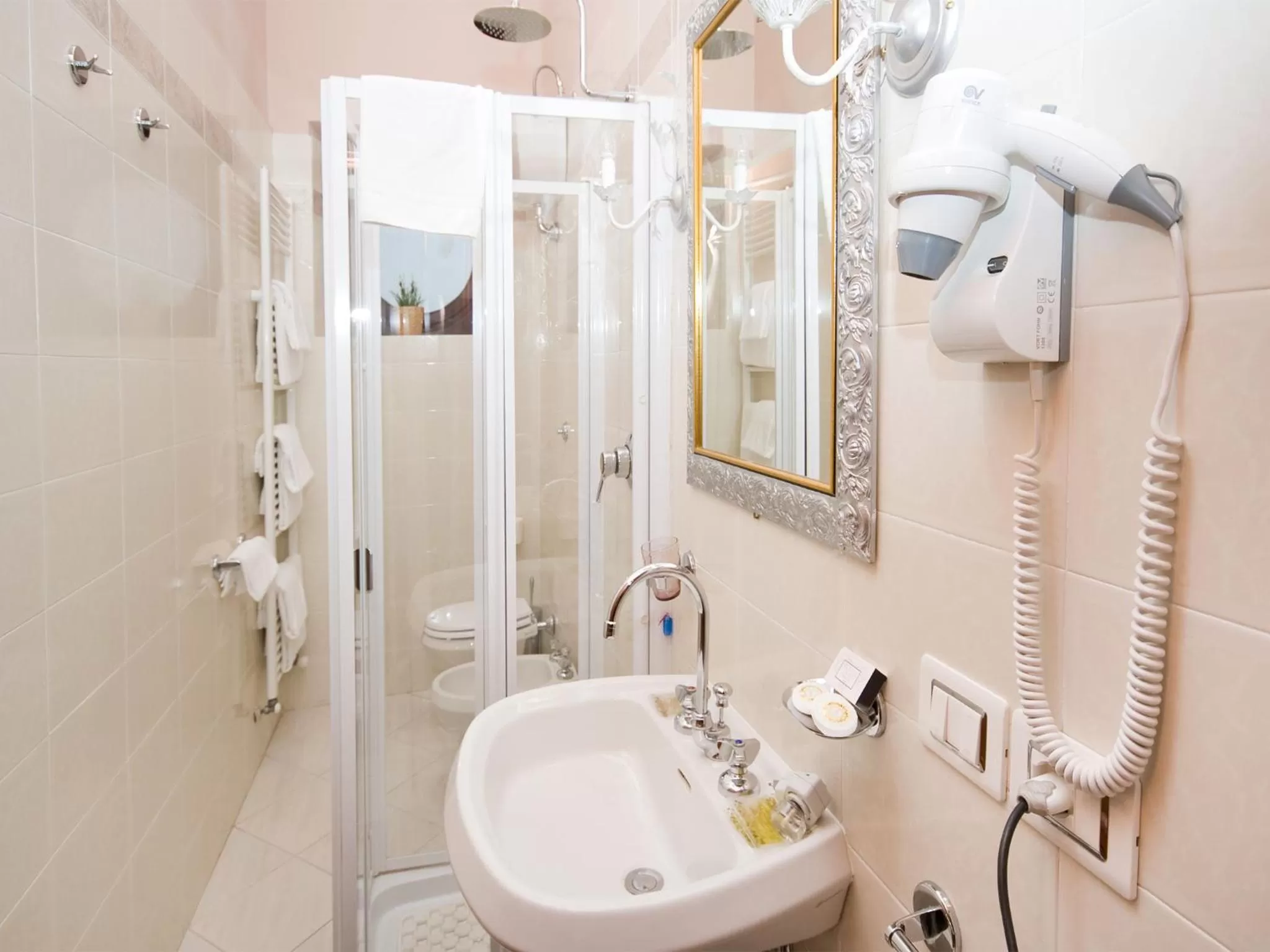 Bathroom in Hotel Pisa Tower