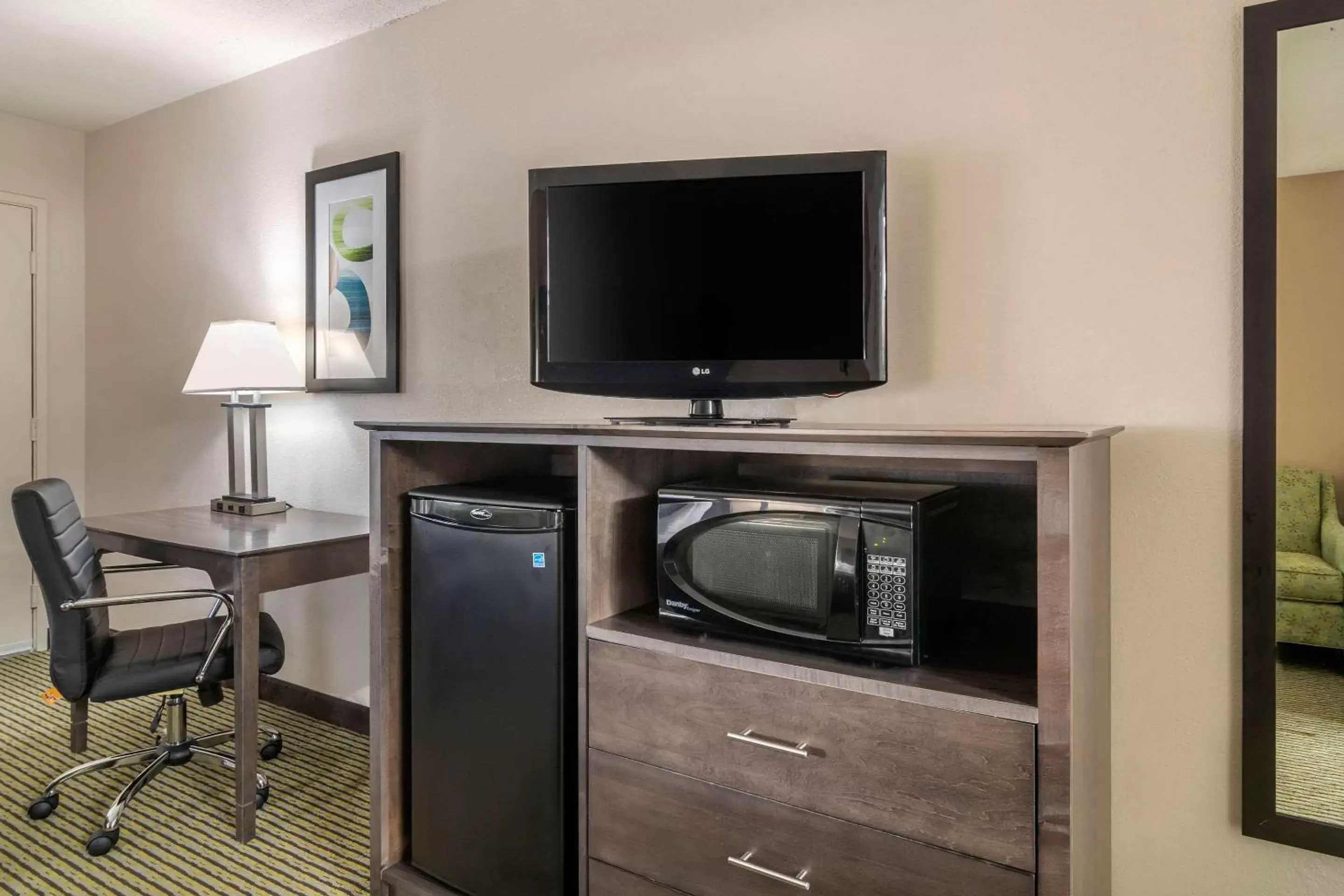 Photo of the whole room, TV/Entertainment Center in Quality Inn McDonough Atlanta South