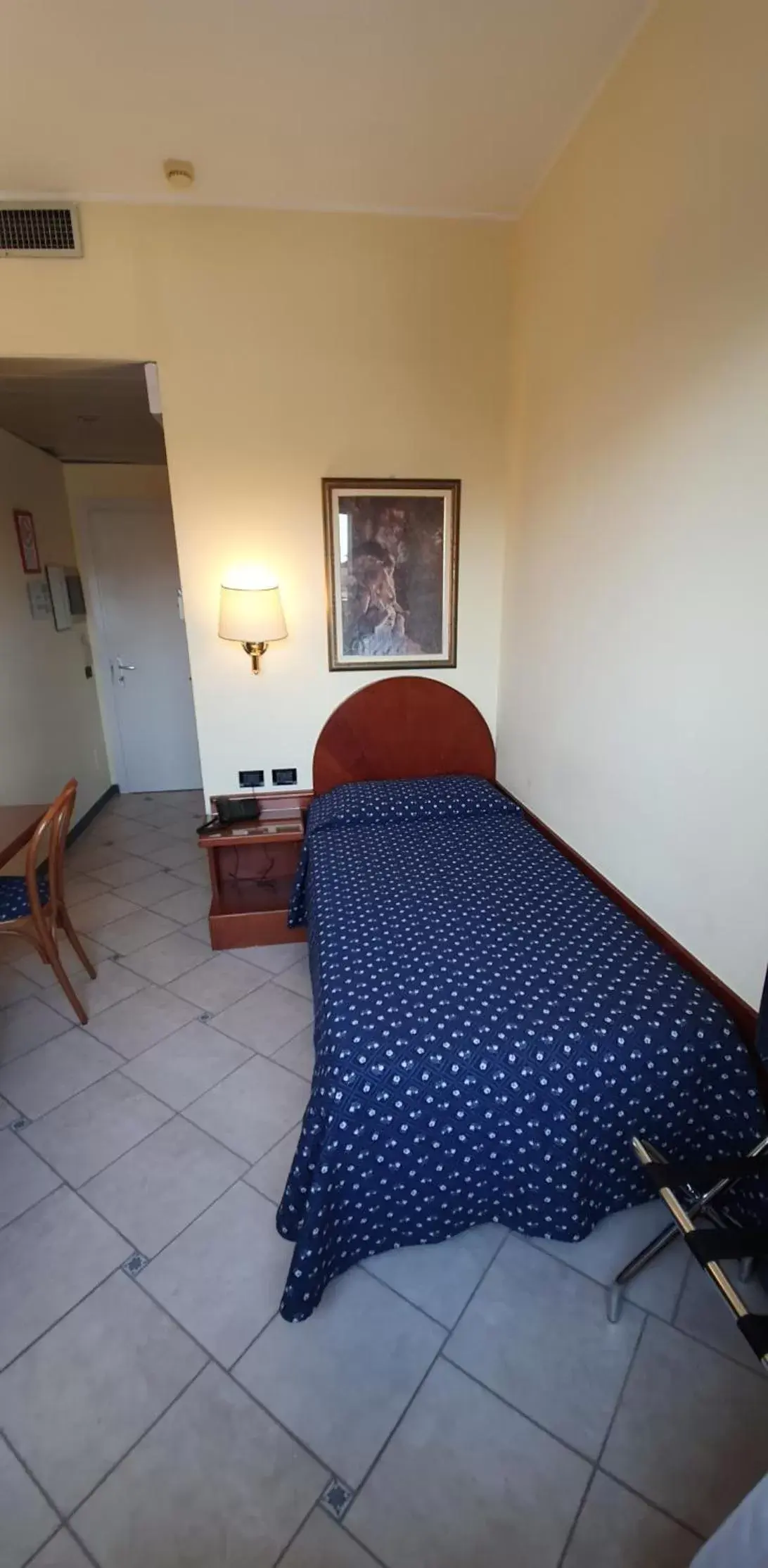 Property building, Bed in Hotel Maritan