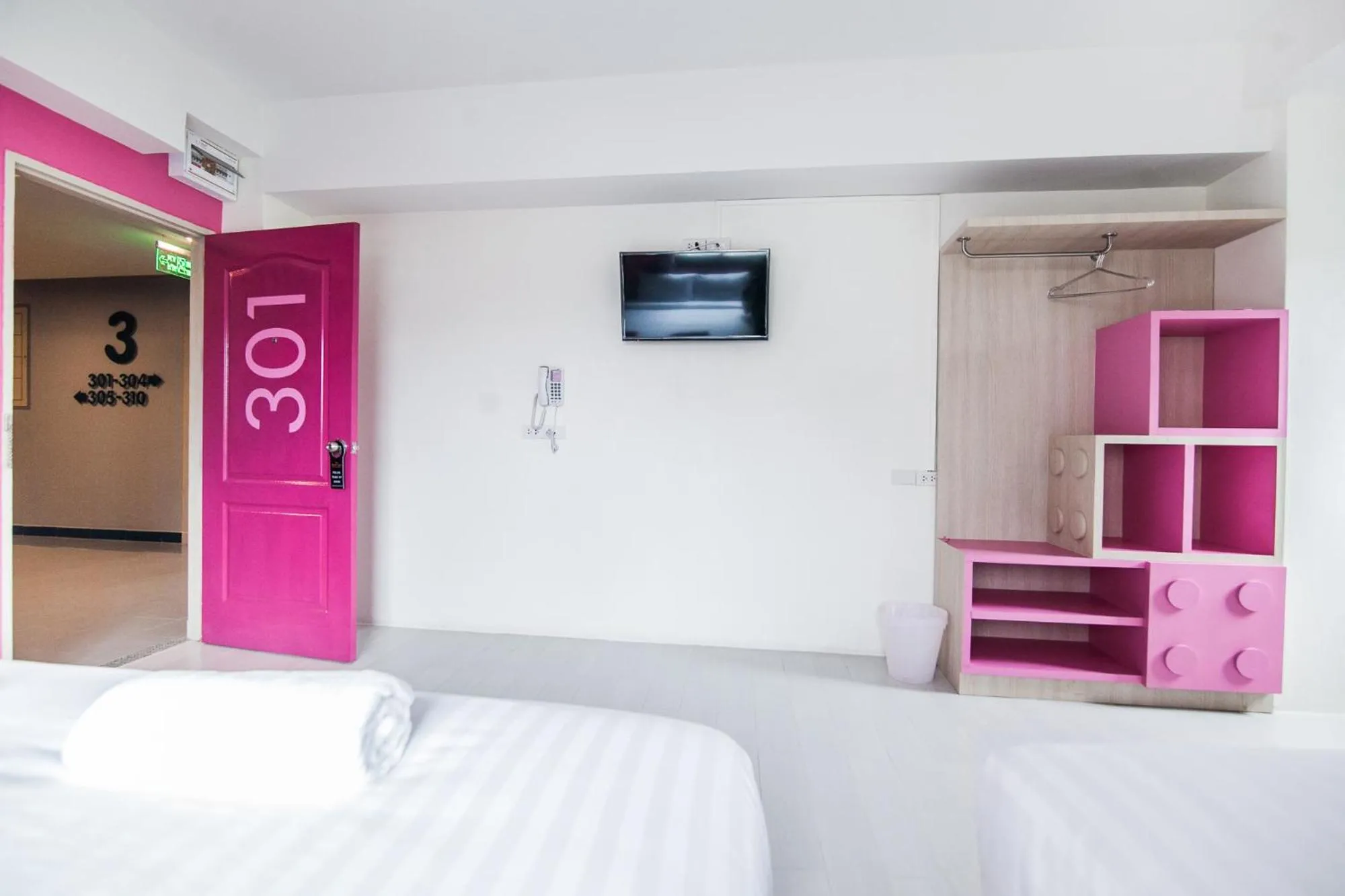 Photo of the whole room, Bed in The Seven Luck