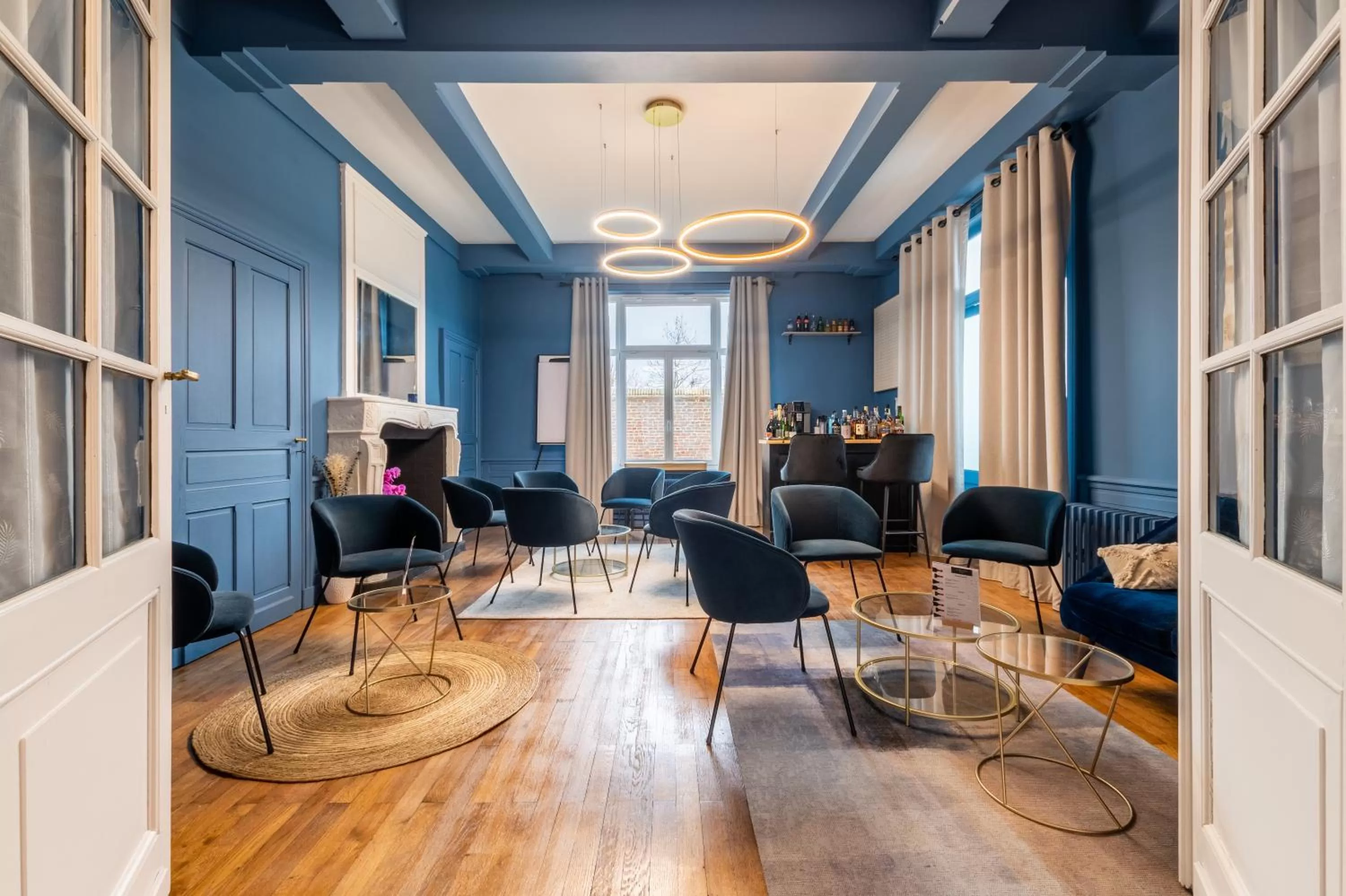 Lounge or bar, Seating Area in Hôtel Échappée en Baie - Parking privé gratuit