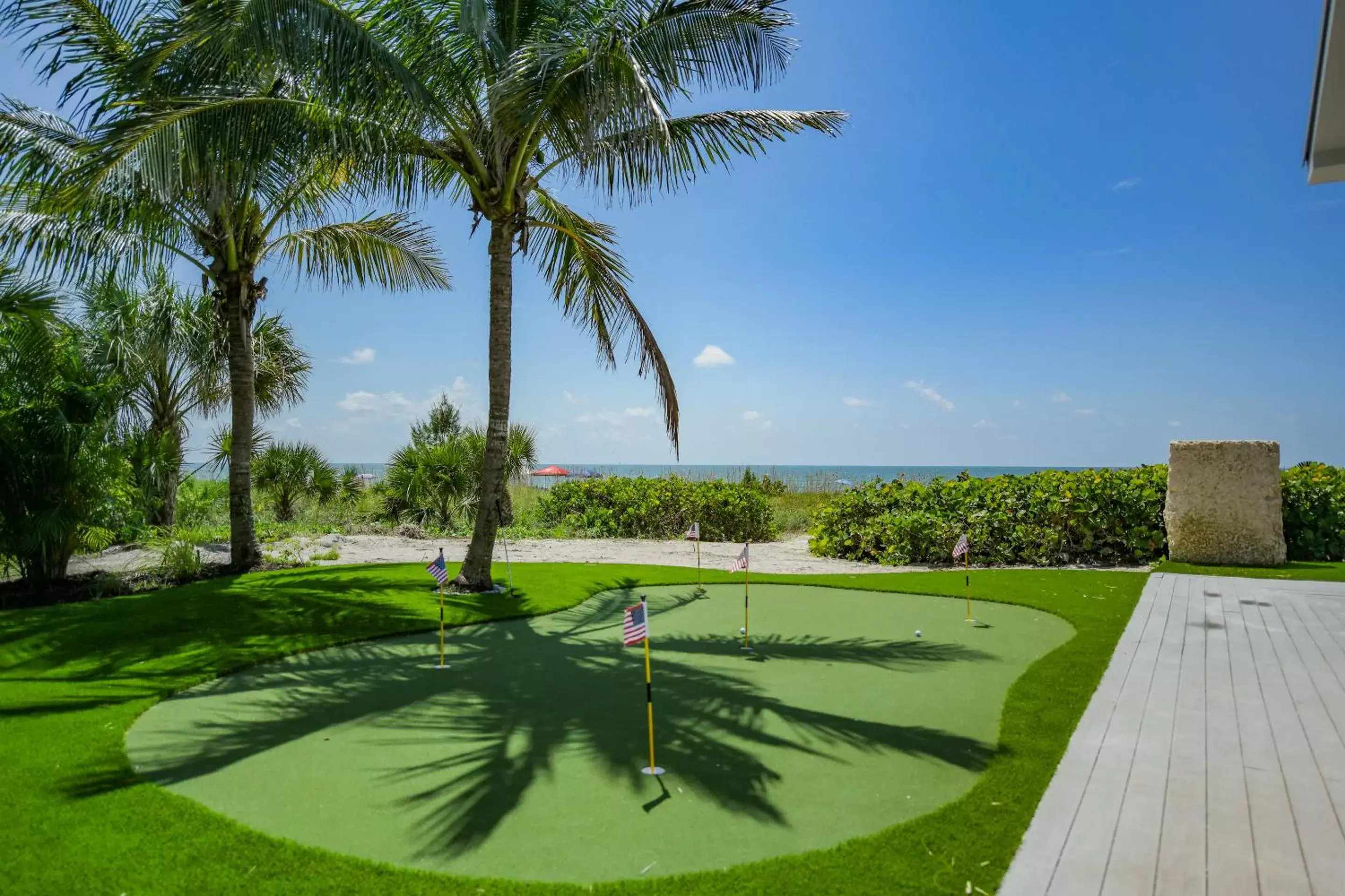 Minigolf, Pool View in Casey Key Resorts - Beachfront