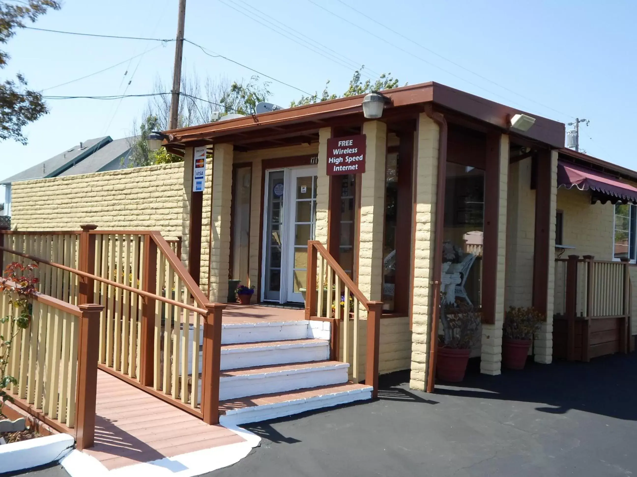 Facade/entrance in Hitching Post Studios Inn