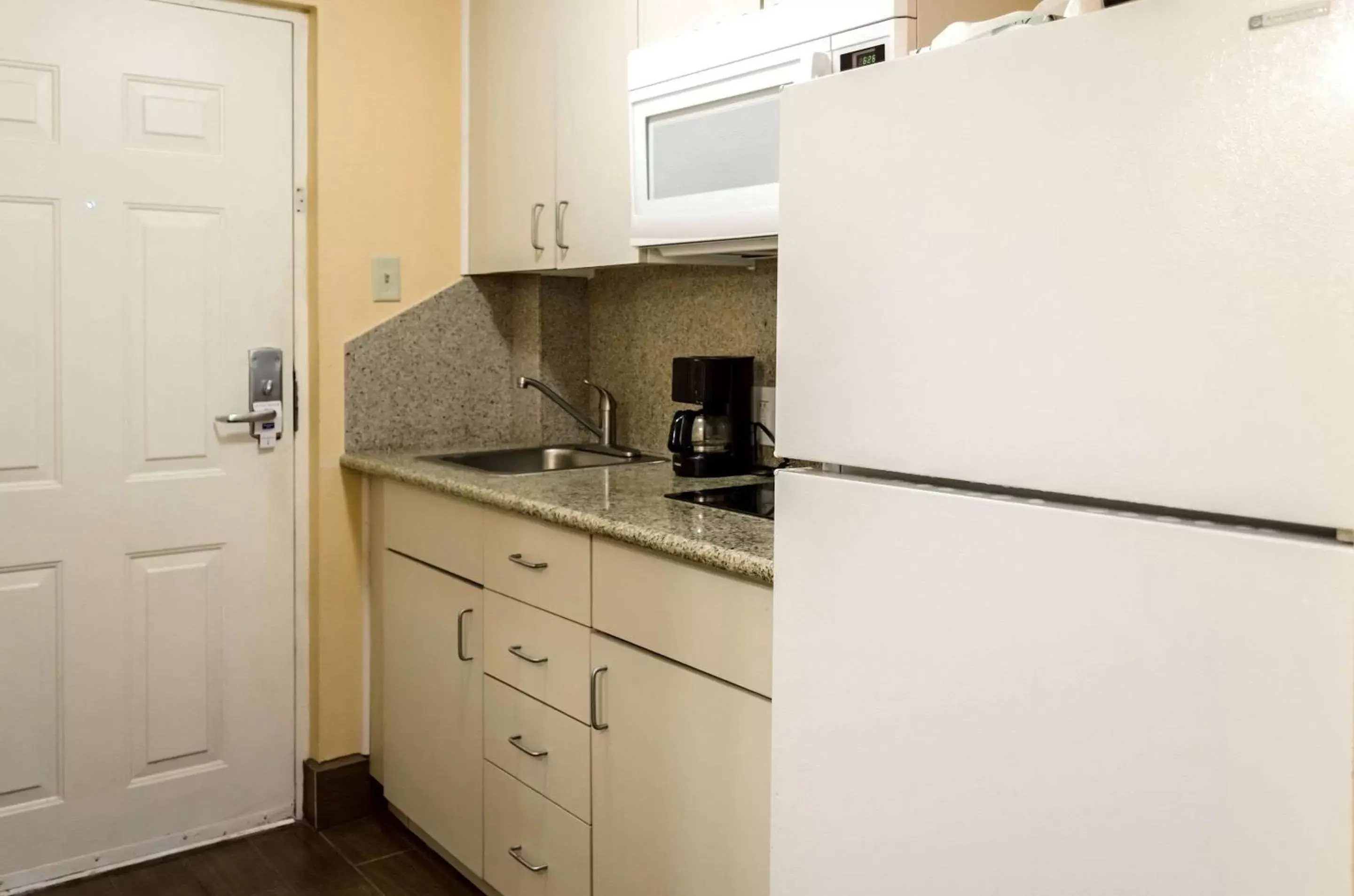 Photo of the whole room, Kitchen/Kitchenette in Rodeway Inn Vicksburg