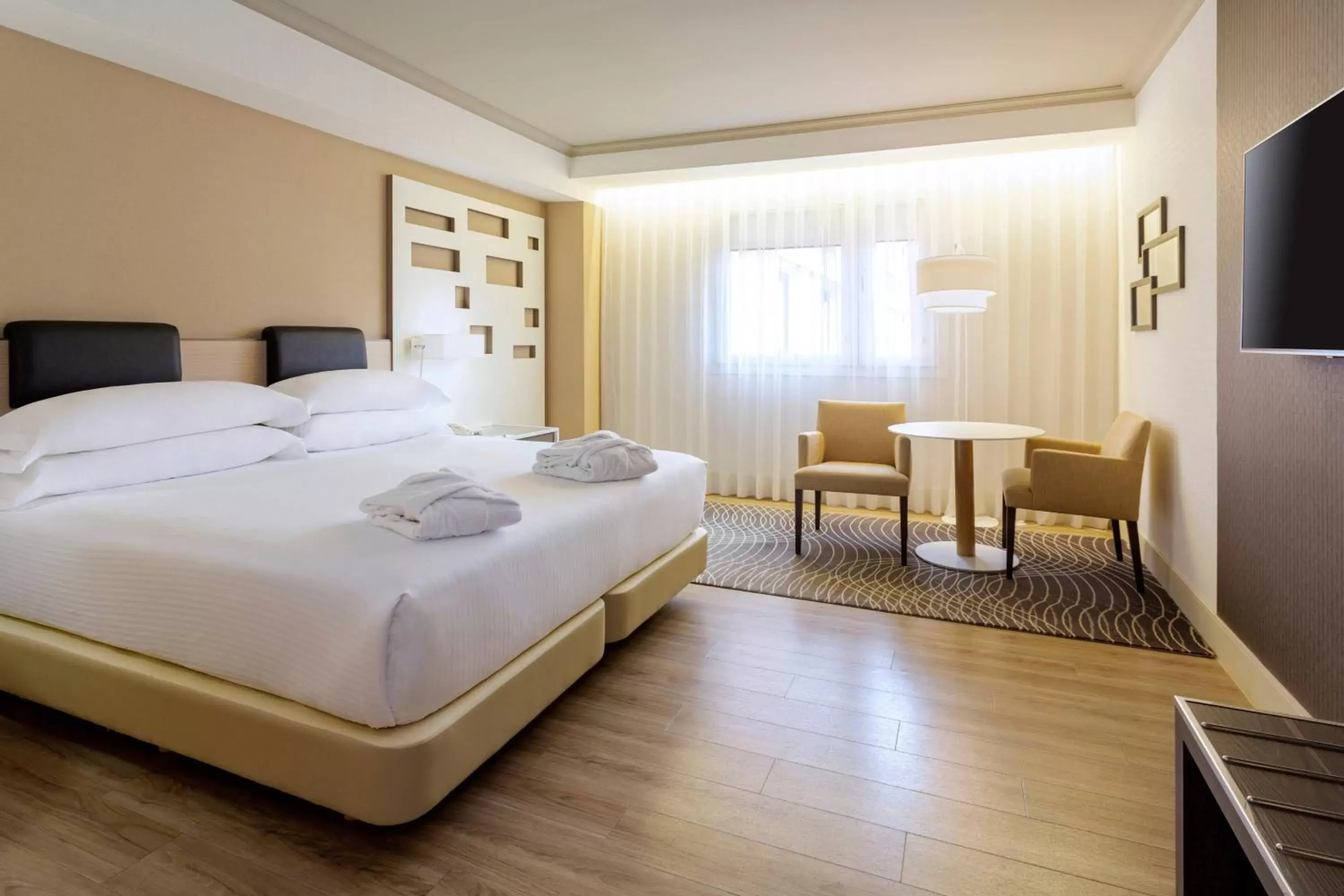 Photo of the whole room, Bed in Madrid Marriott Auditorium Hotel & Conference Center