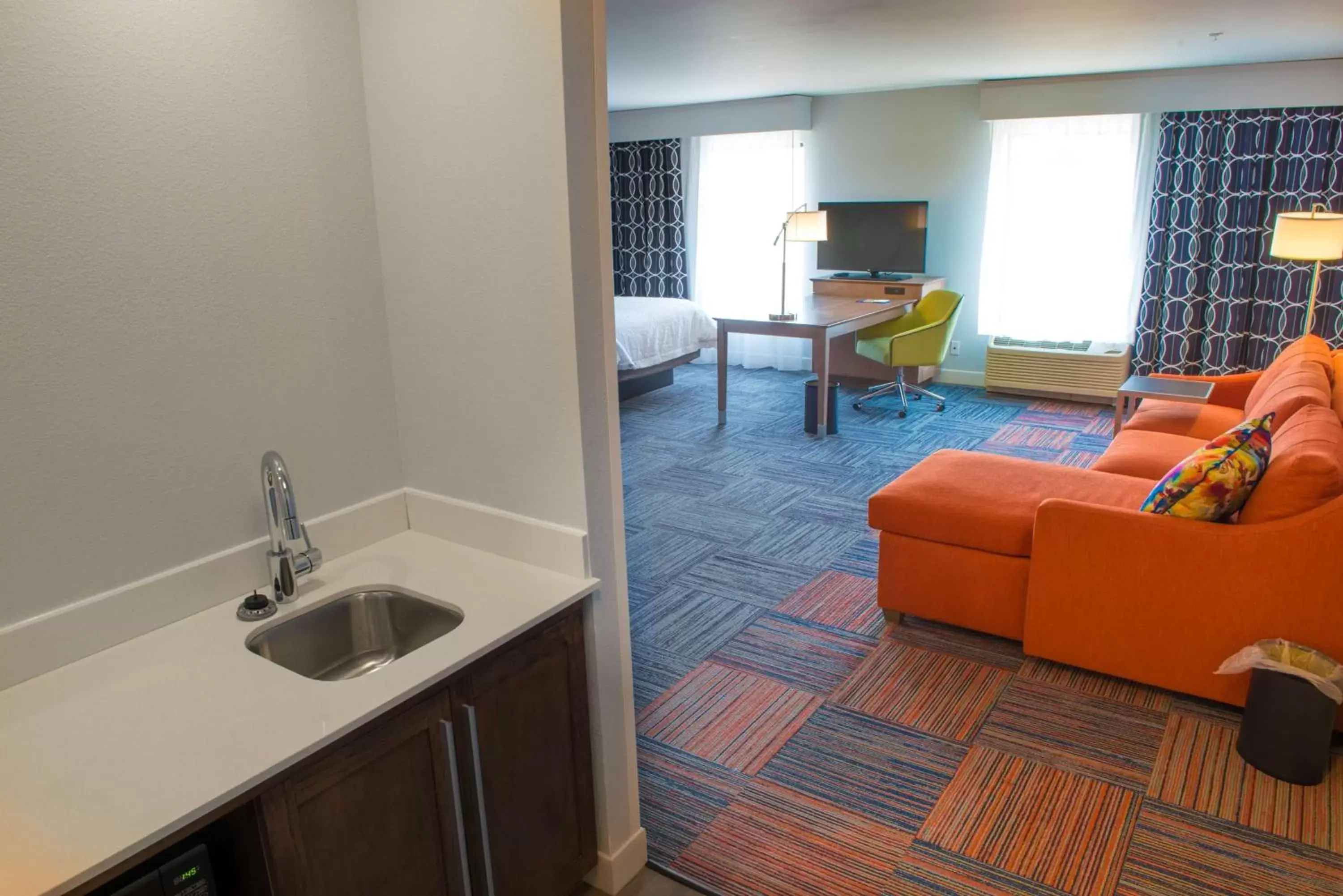 Bedroom, Kitchen/Kitchenette in Hampton Inn & Suites Bay City