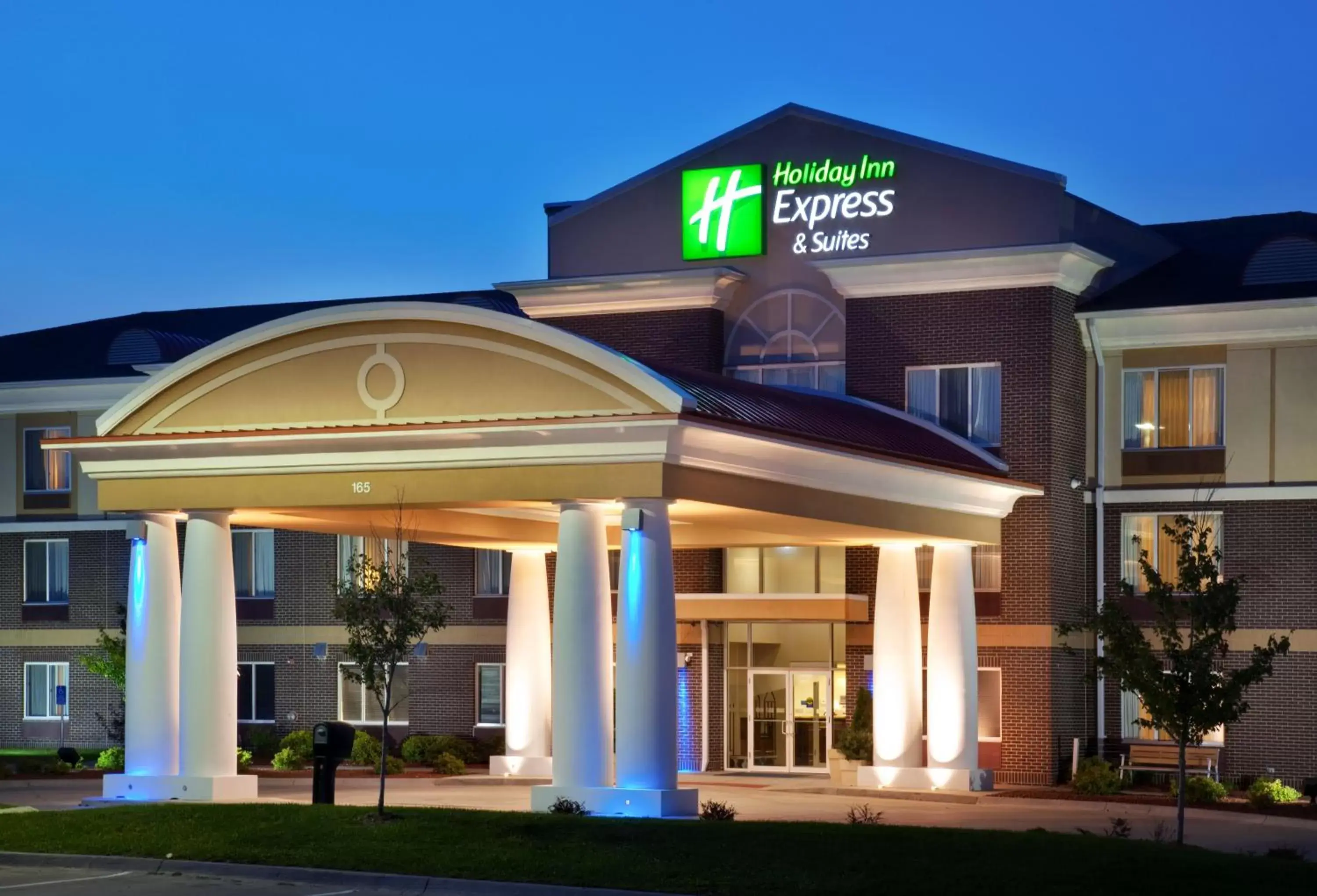 Property Building in Holiday Inn Express Hotel & Suites Altoona-Des Moines, an IHG Hotel