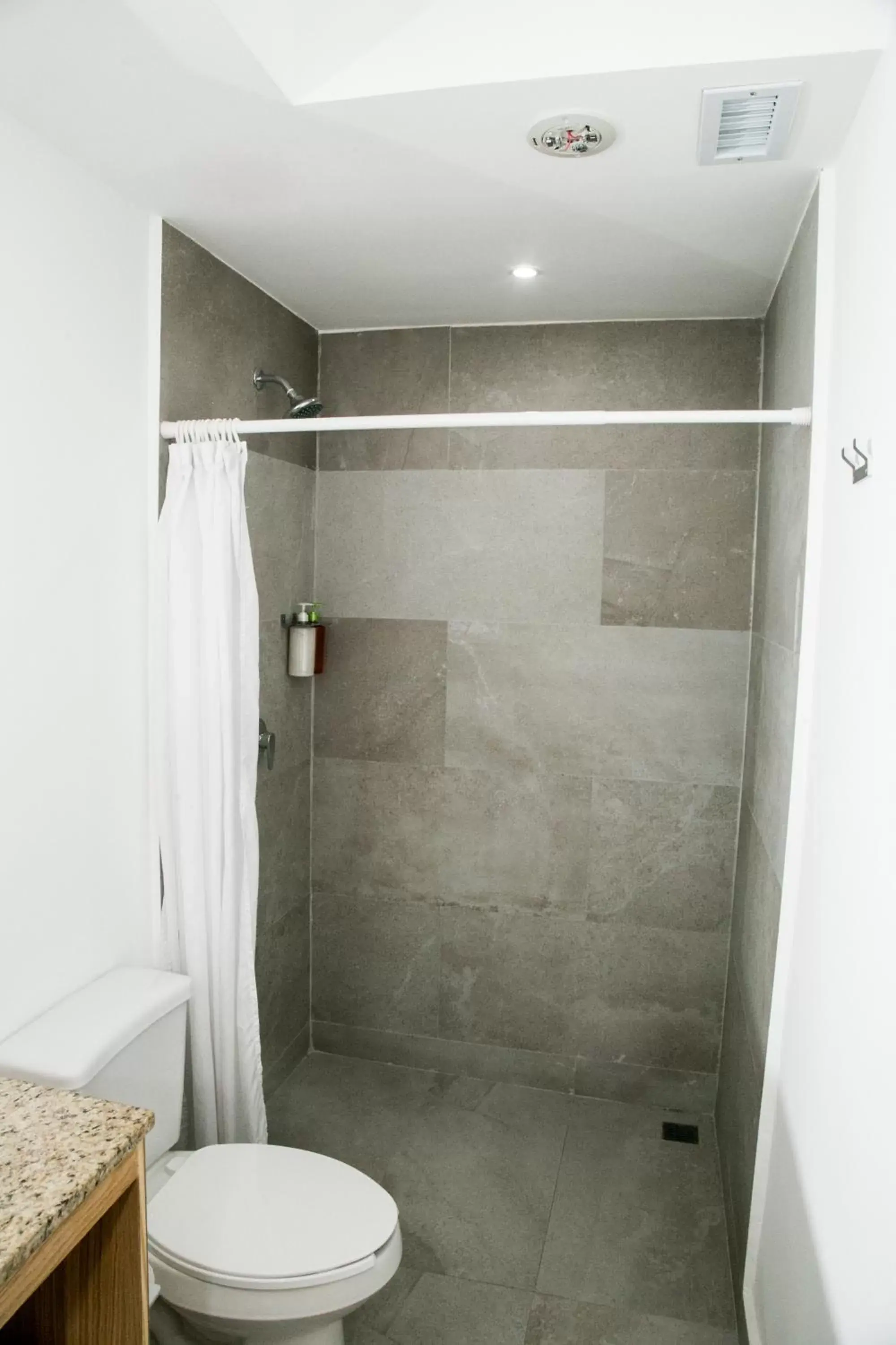 Shower, Bathroom in Booking 500