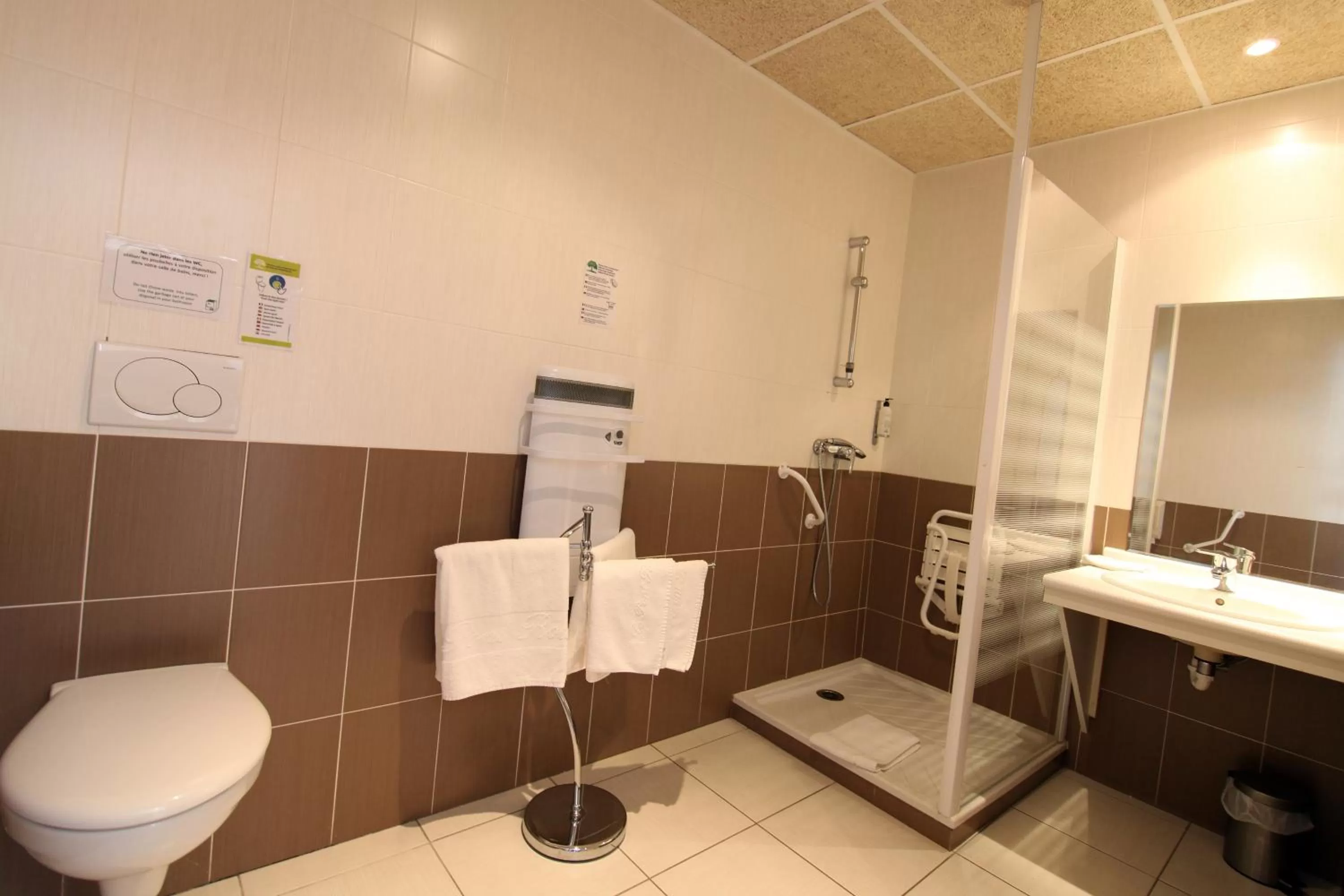 Shower in The Originals Boutique, Hôtel du Pont Roupt, Mende