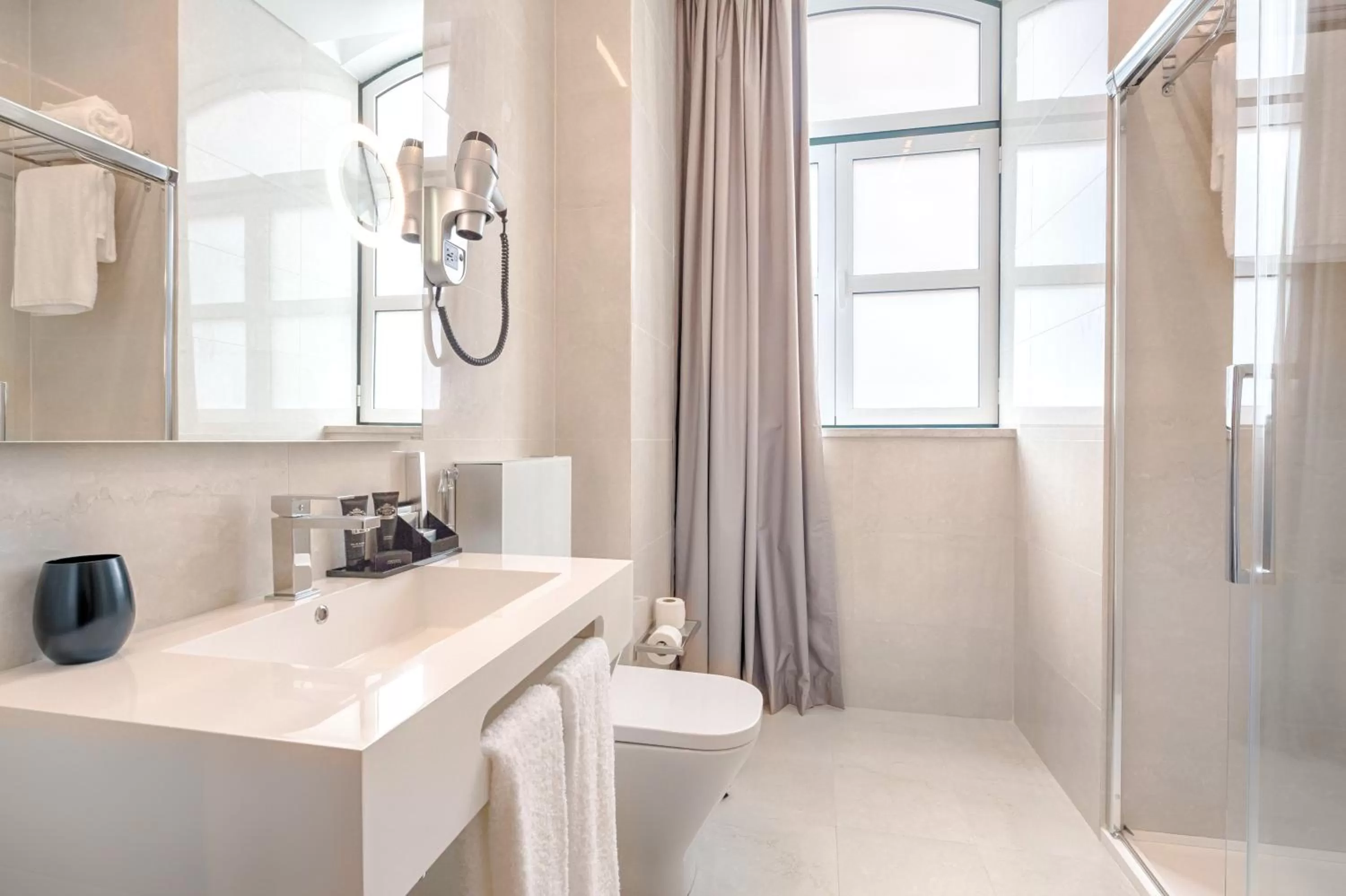 Bathroom in Hotel MeraPrime Gold Lisboa