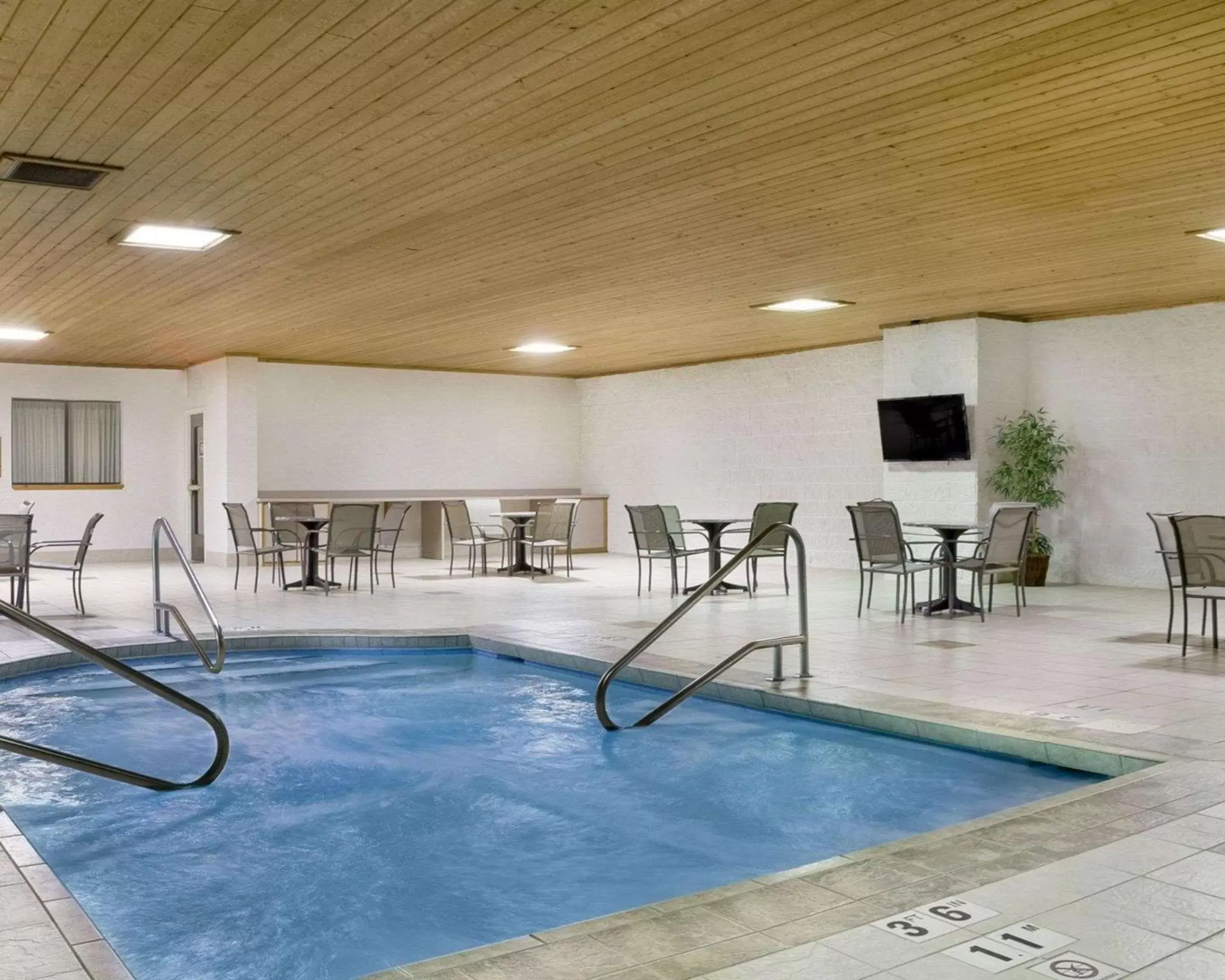 On site, Swimming Pool in Quality Inn Bismarck