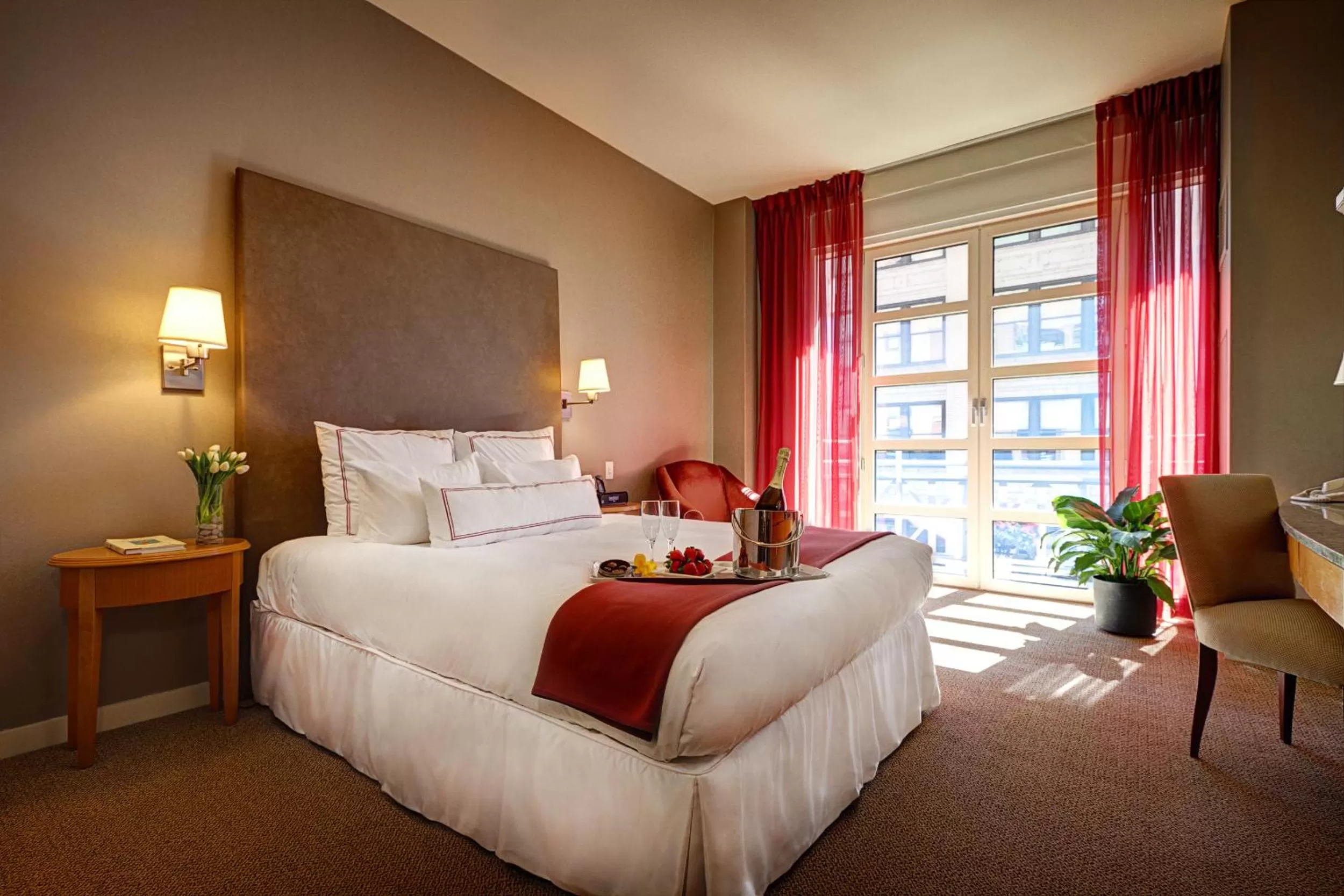 Bed in Hotel Giraffe by Library Hotel Collection