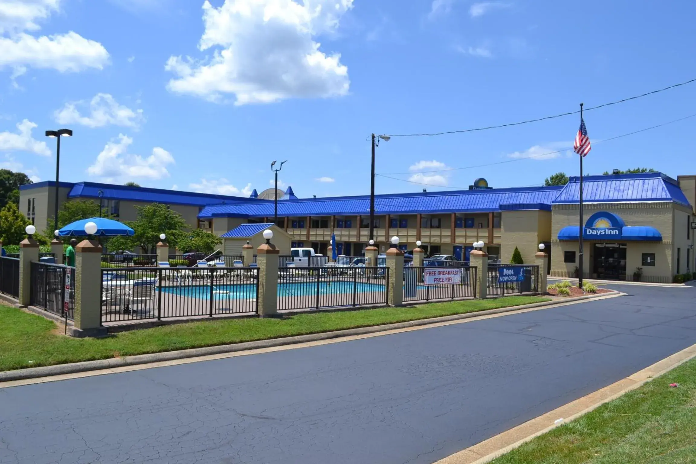 Property building in Days Inn by Wyndham High Point/Archdale