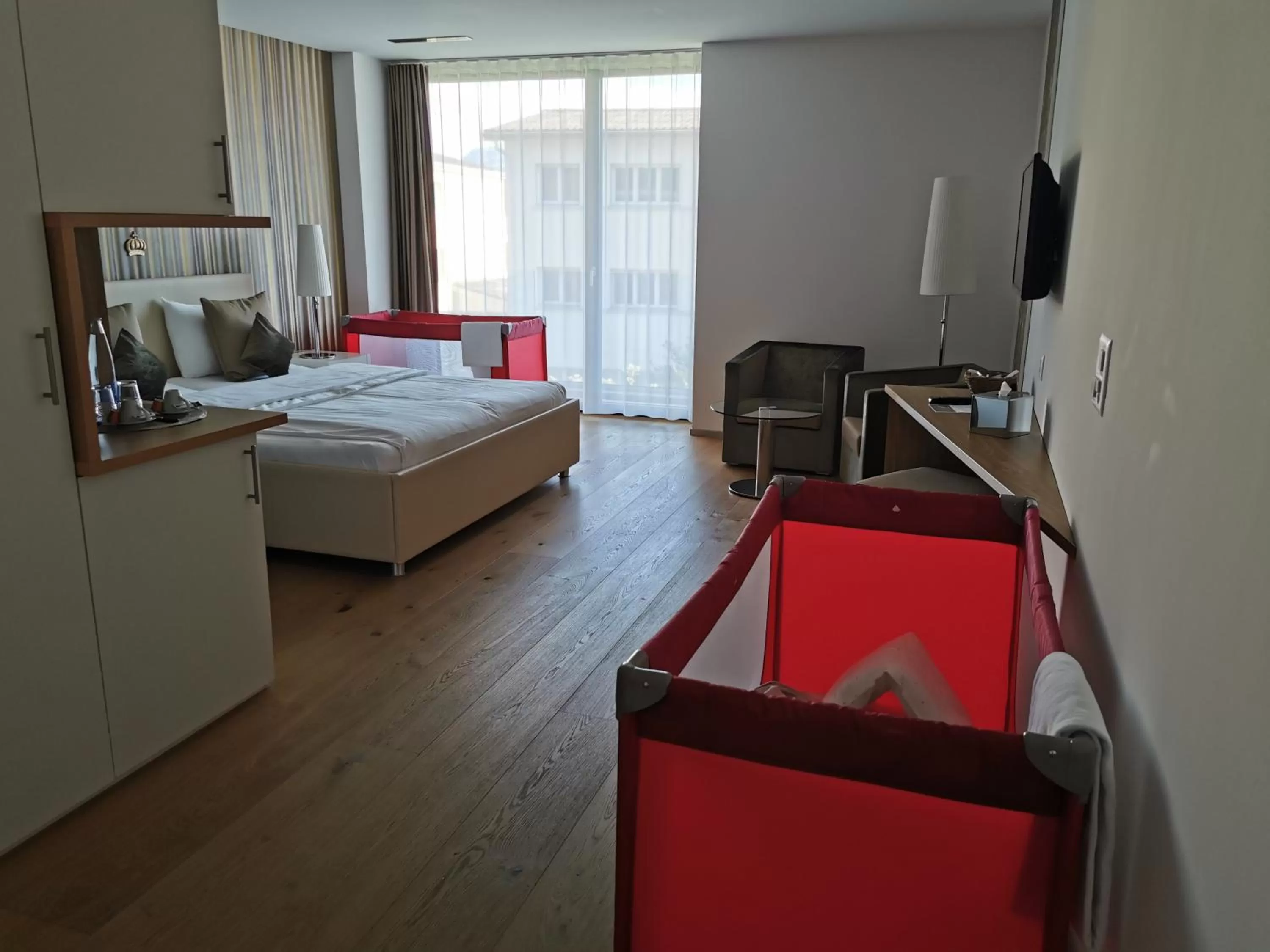 Balcony/Terrace, Bed in Hotel Birdlodge