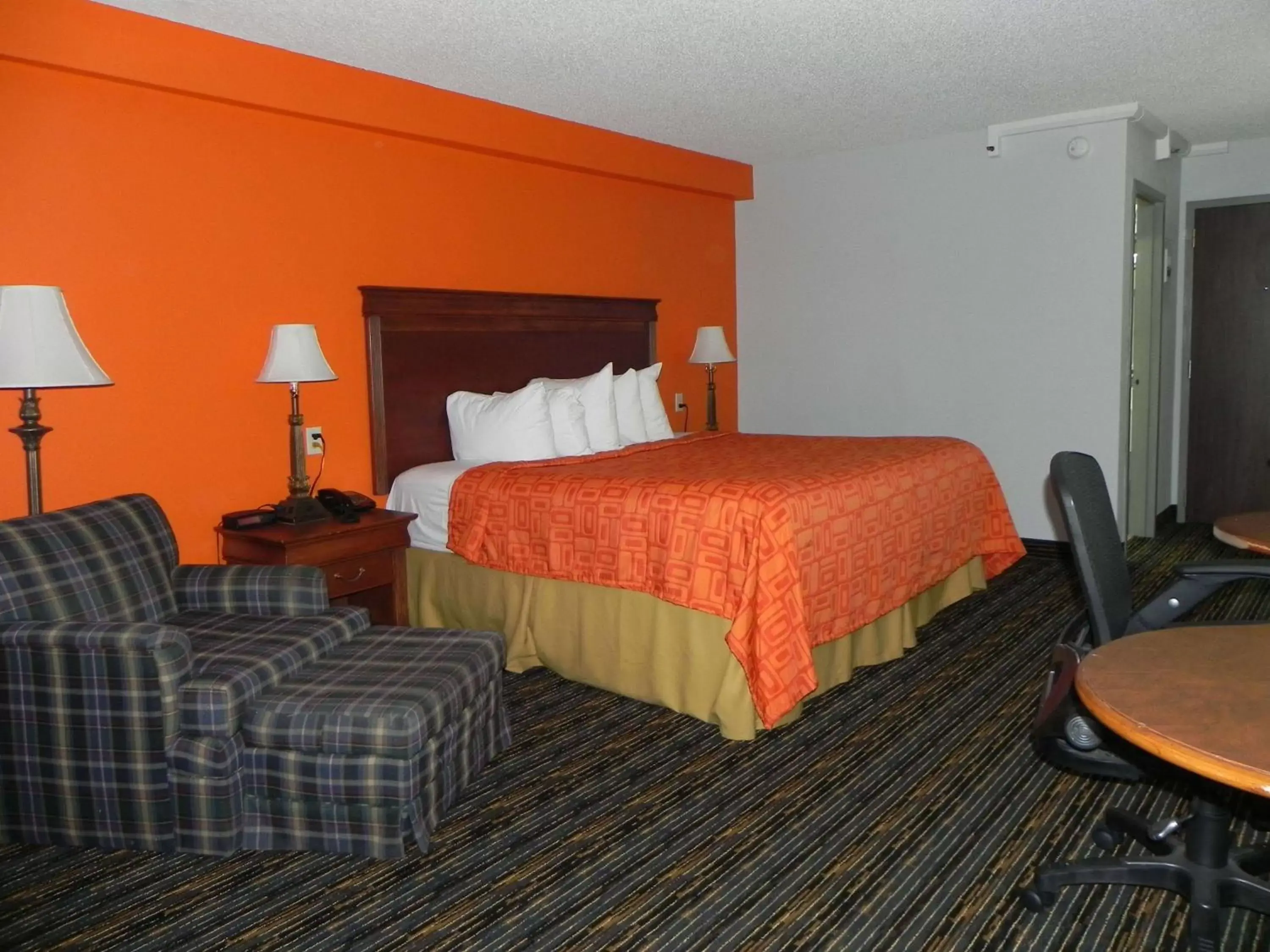 Photo of the whole room, Bed in Howard Johnson by Wyndham Lexington