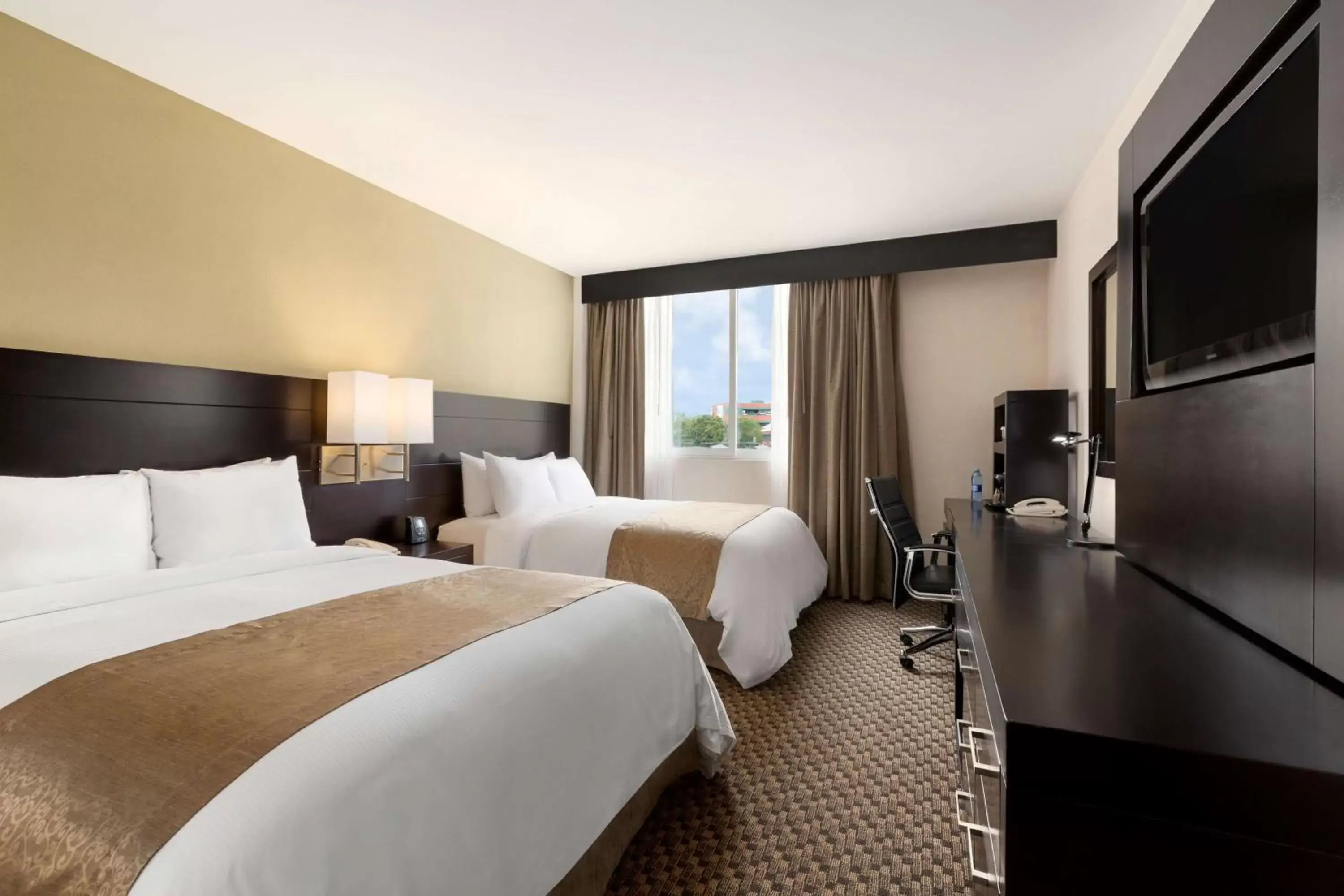 Bed, TV/Entertainment Center in DoubleTree by Hilton Queretaro