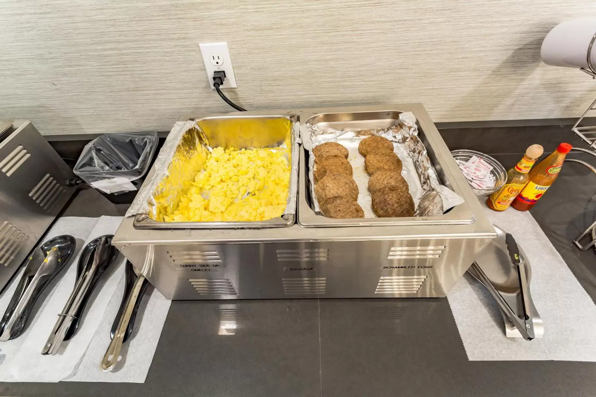 Buffet breakfast in Orangewood Inn & Suites Kansas City Airport