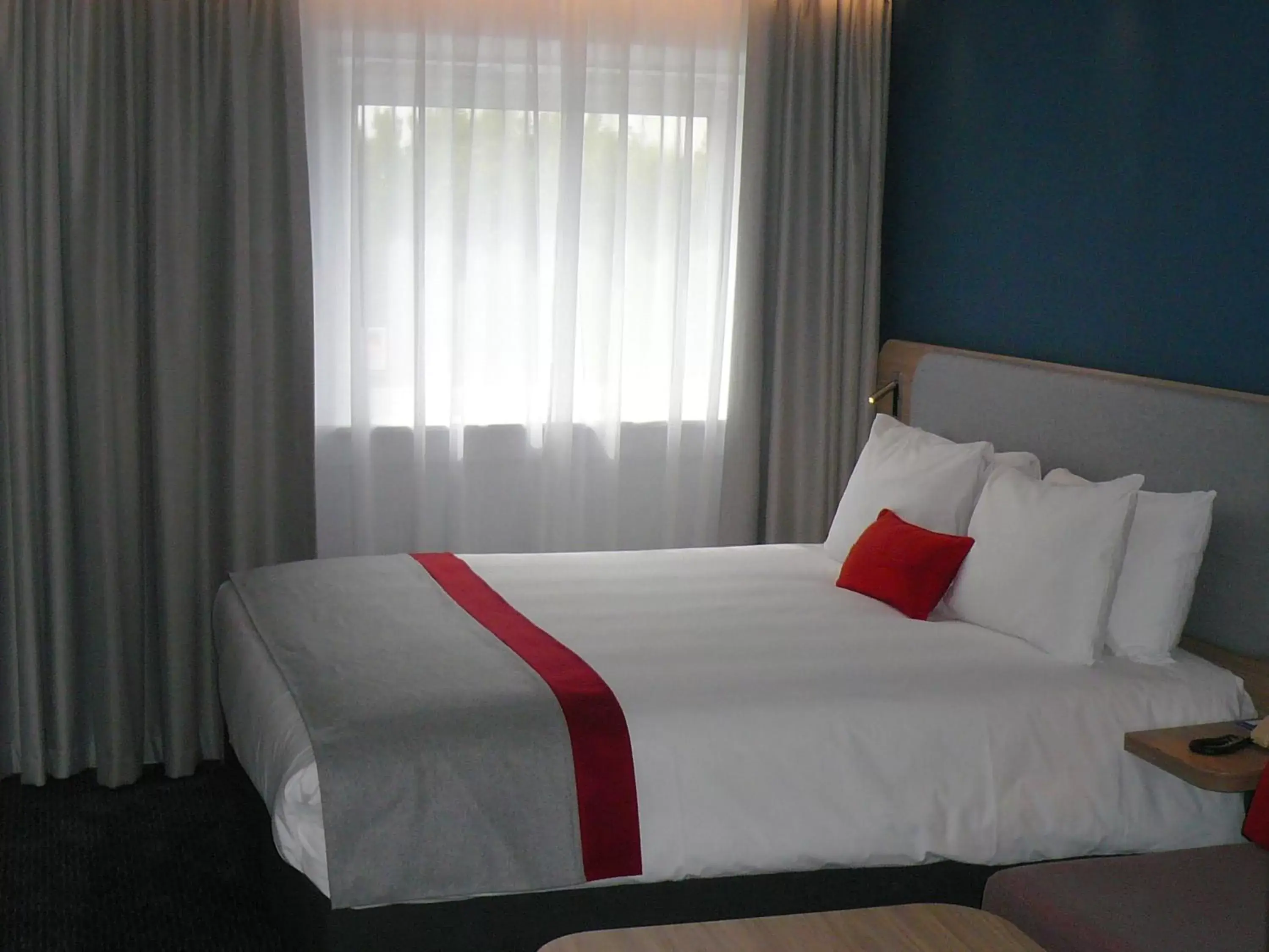 Photo of the whole room, Bed in Holiday Inn Express Oxford Kassam Stadium, an IHG Hotel