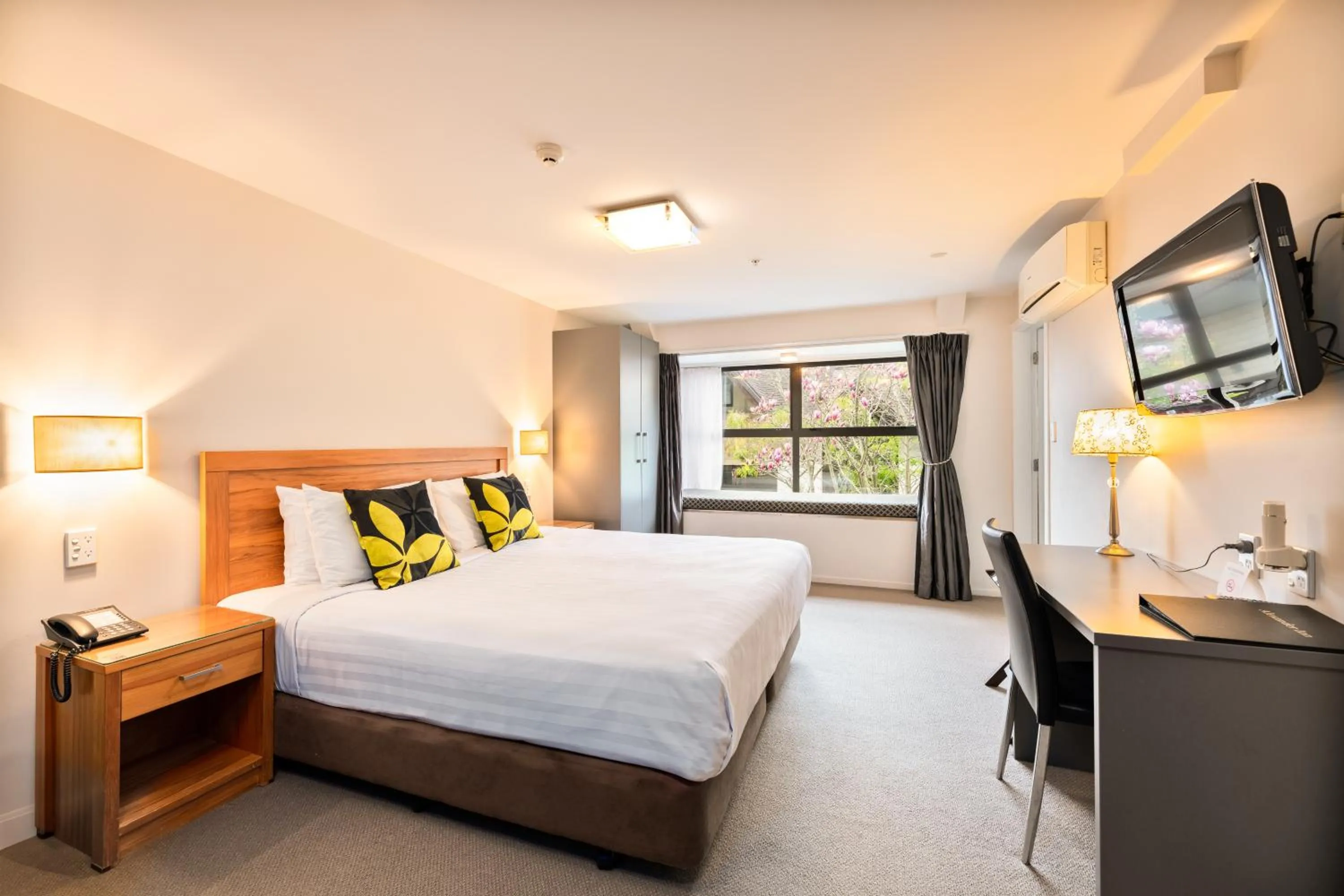 Photo of the whole room, Bed in Alexander Inn