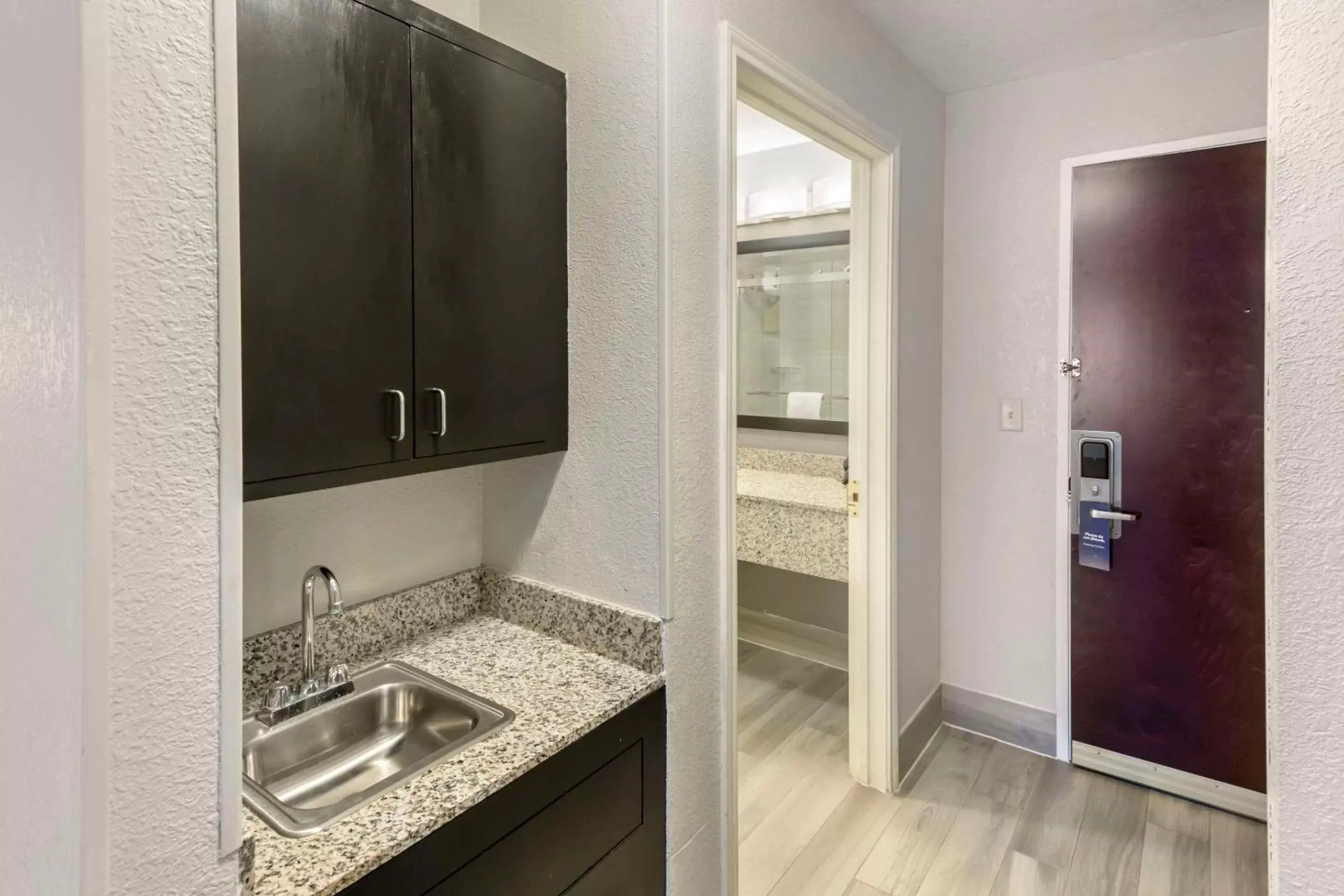 Bedroom, Kitchen/Kitchenette in Comfort Inn & Suites