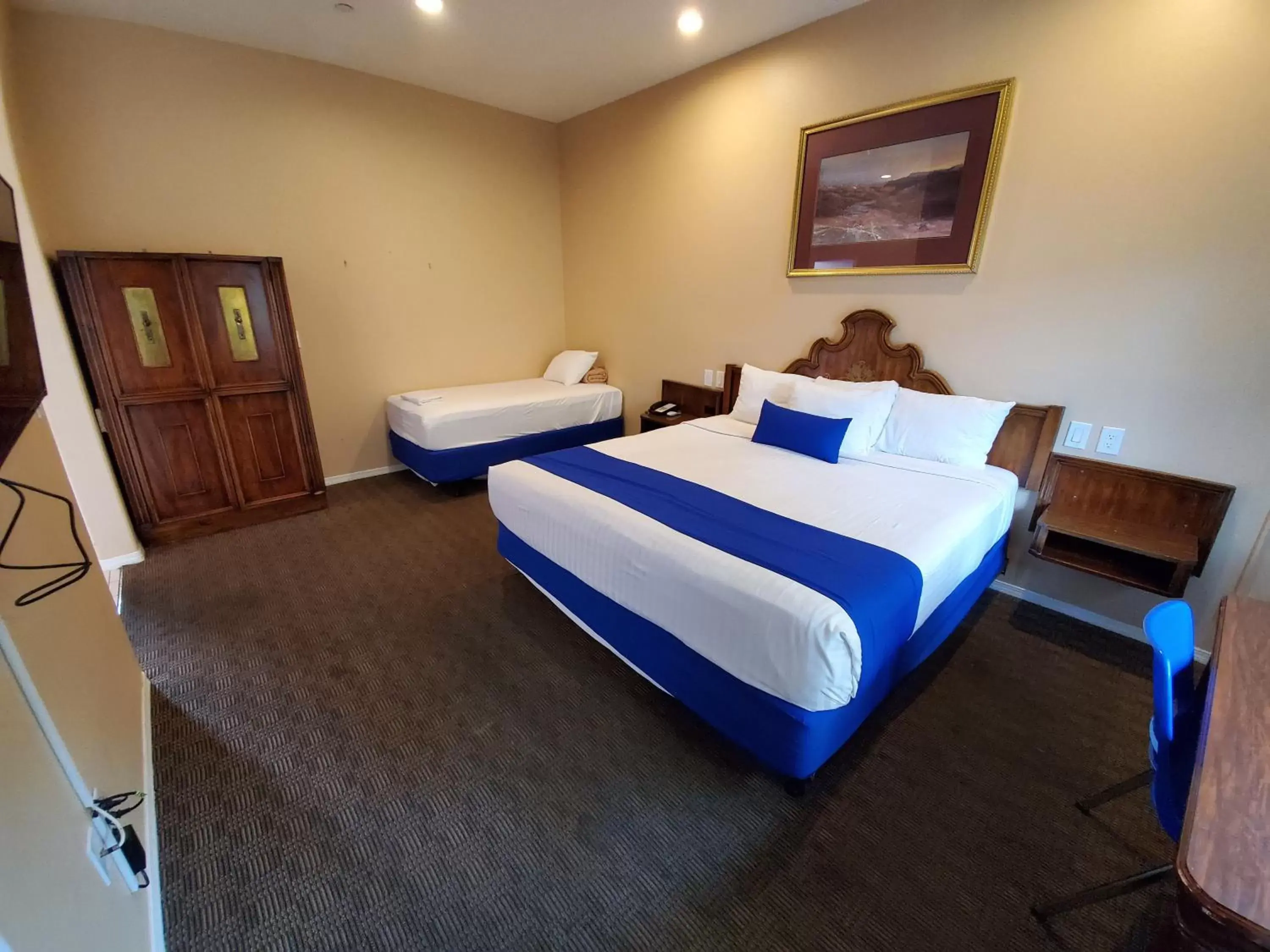 Photo of the whole room, Bed in Colony Inn