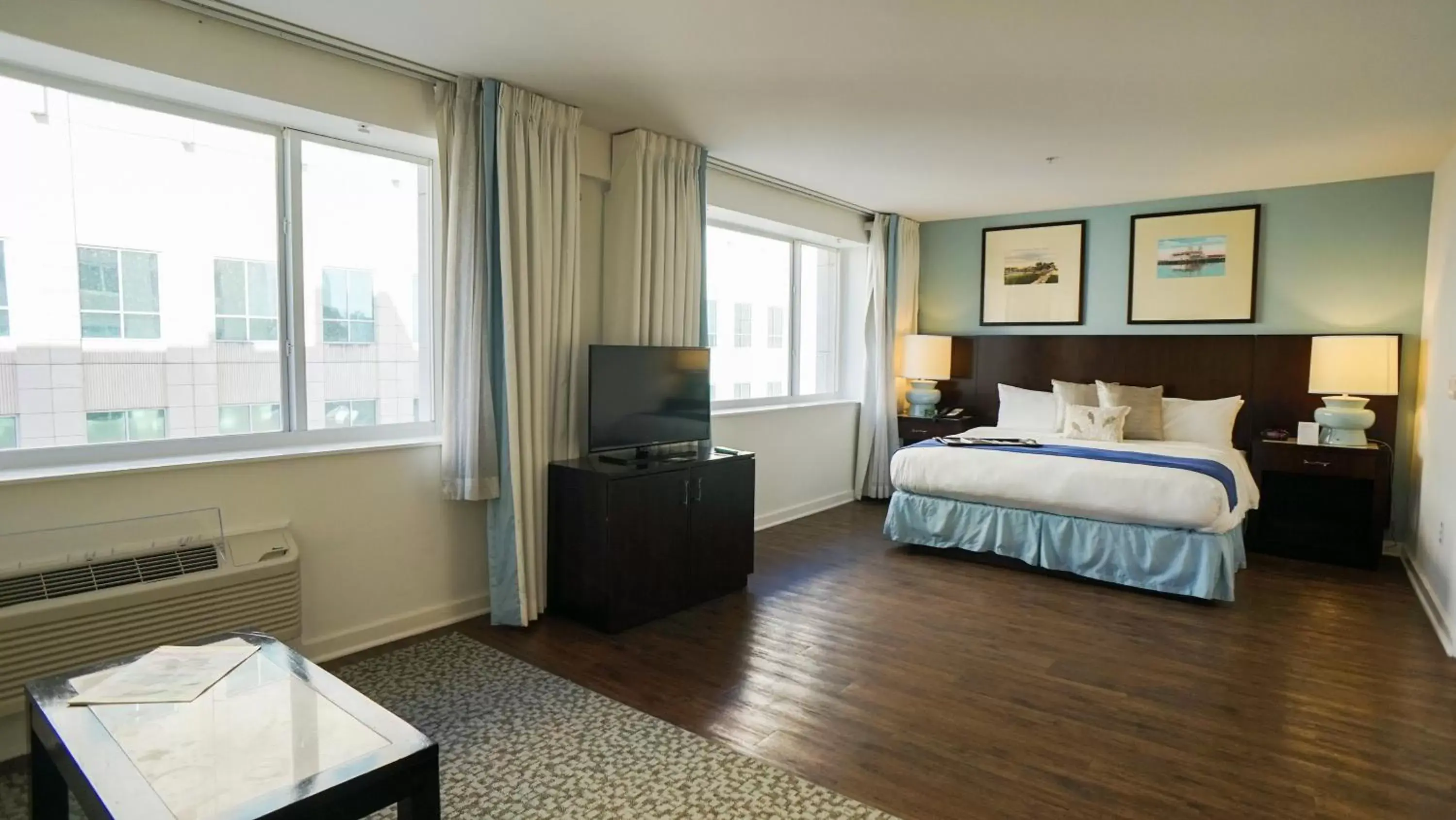 Photo of the whole room, Bed in The Banyan Hotel Fort Myers, Tapestry Collection by Hilton