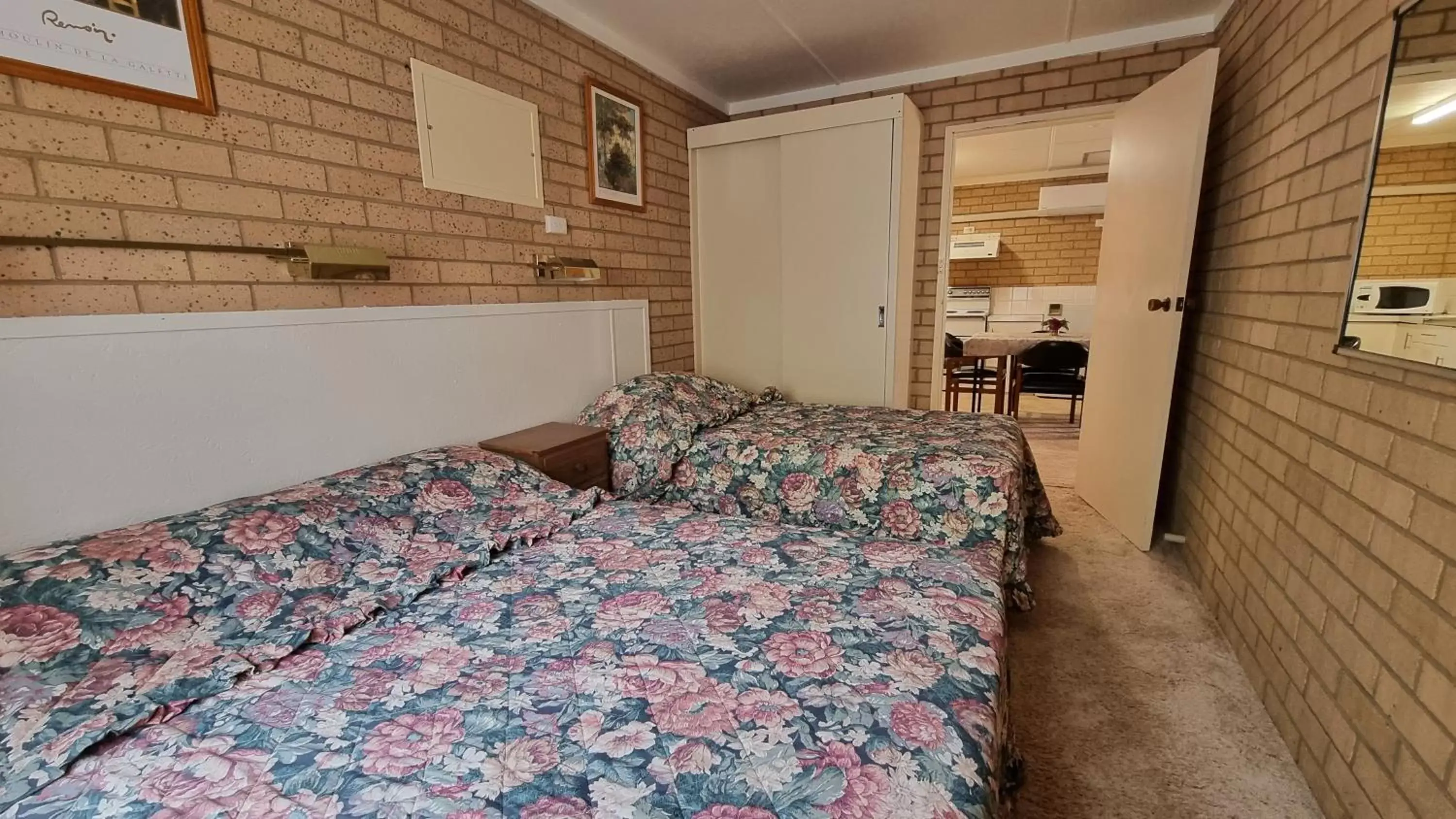 Bedroom, Bed in Lone Pine Motel